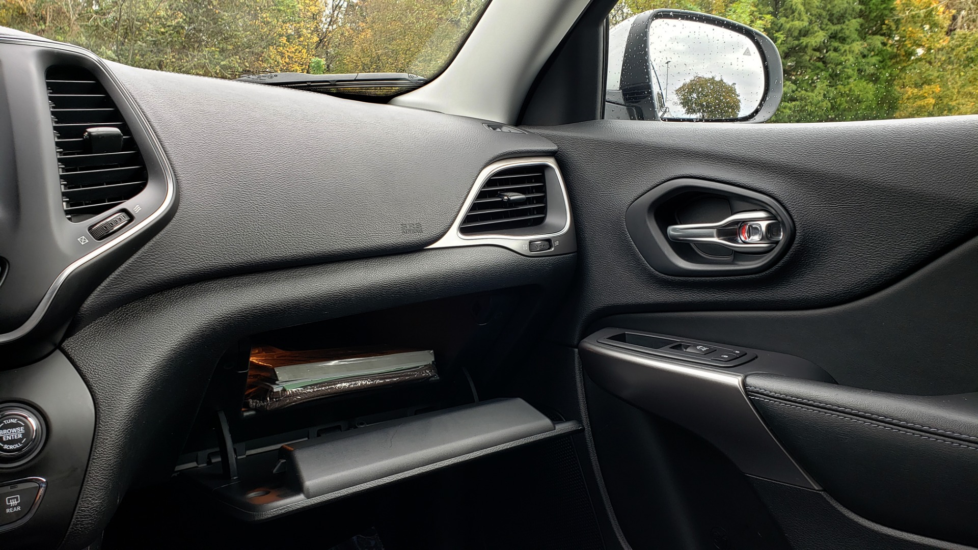 Used 2019 Jeep CHEROKEE LATITUDE PLUS FWD / CLD WTHR / HTD STS / BLIND SPOT / PRK ASST for sale Sold at Formula Imports in Charlotte NC 28227 51