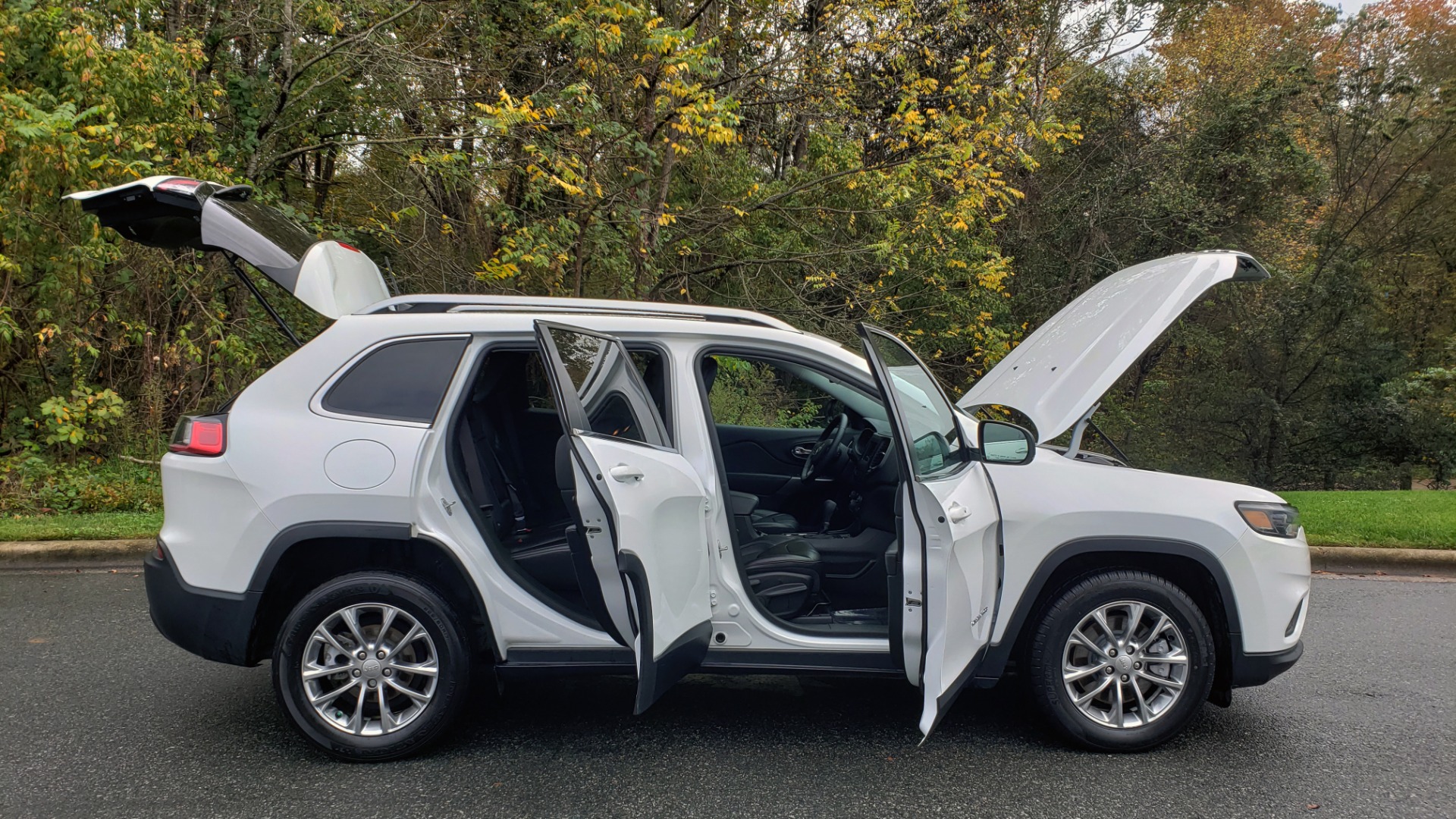 Used 2019 Jeep CHEROKEE LATITUDE PLUS FWD / CLD WTHR / HTD STS / BLIND SPOT / PRK ASST for sale Sold at Formula Imports in Charlotte NC 28227 9