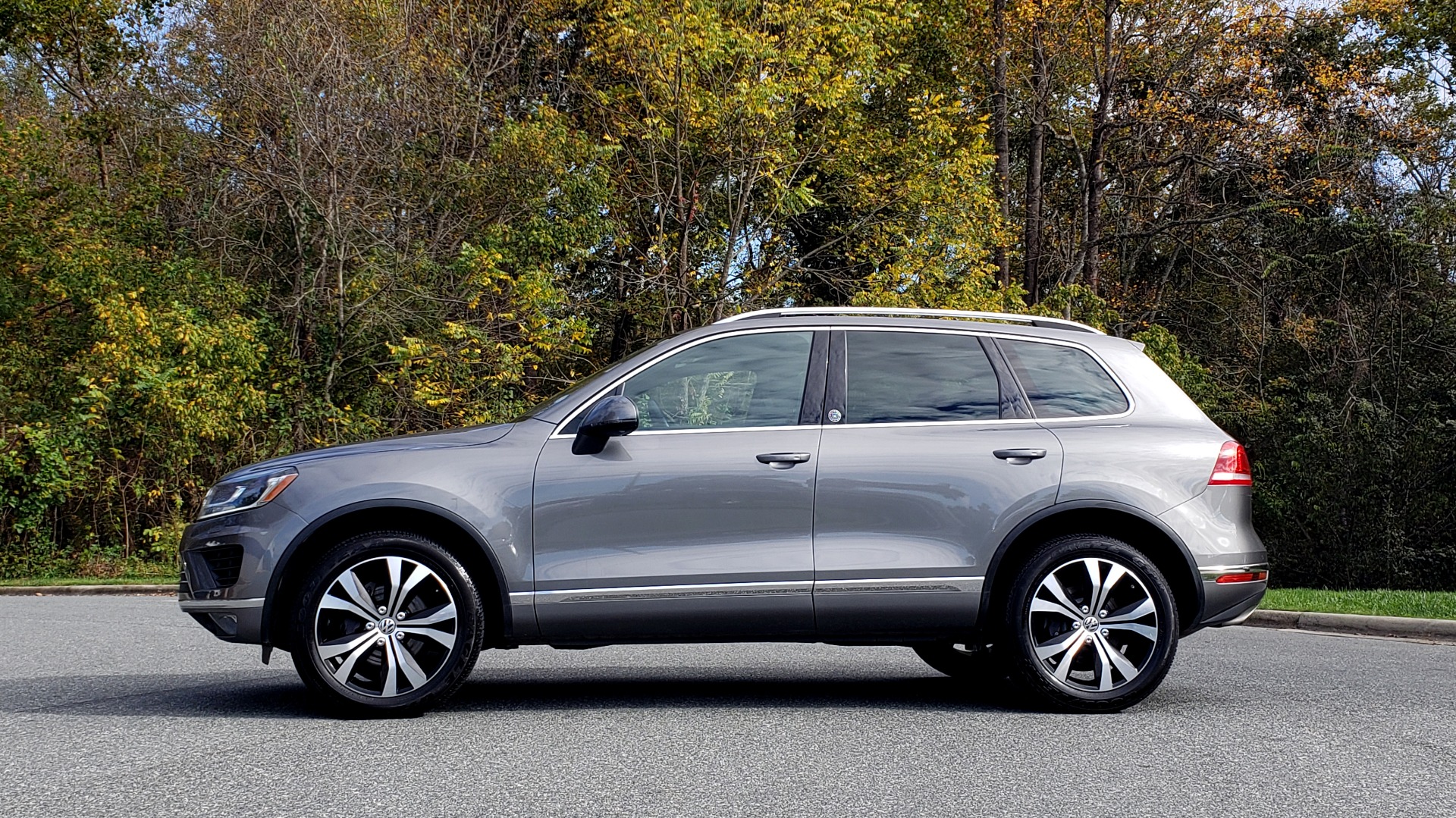 Used 2017 Volkswagen TOUAREG V6 WOLFSBURG EDITION / NAV / PANO-ROOF / ACC / REARVIEW for sale Sold at Formula Imports in Charlotte NC 28227 3