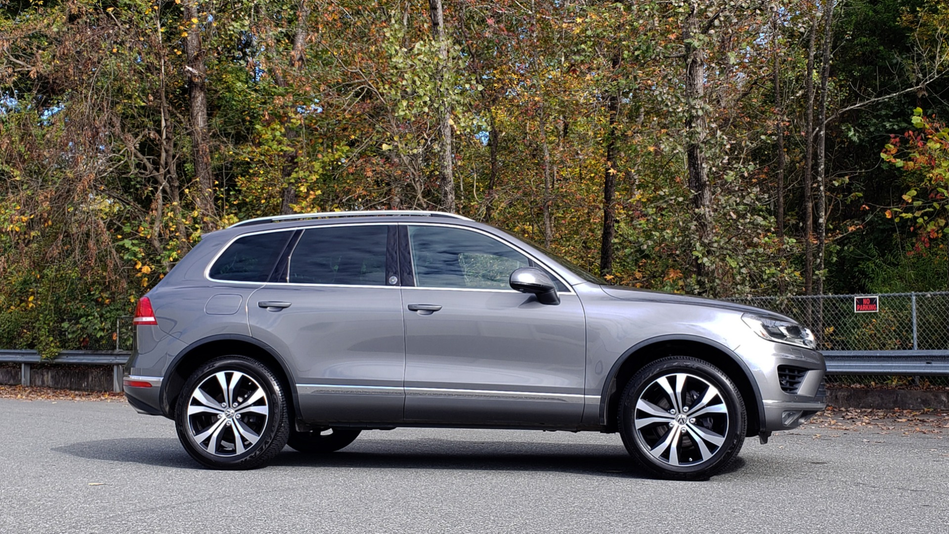 Used 2017 Volkswagen TOUAREG V6 WOLFSBURG EDITION / NAV / PANO-ROOF / ACC / REARVIEW for sale Sold at Formula Imports in Charlotte NC 28227 6