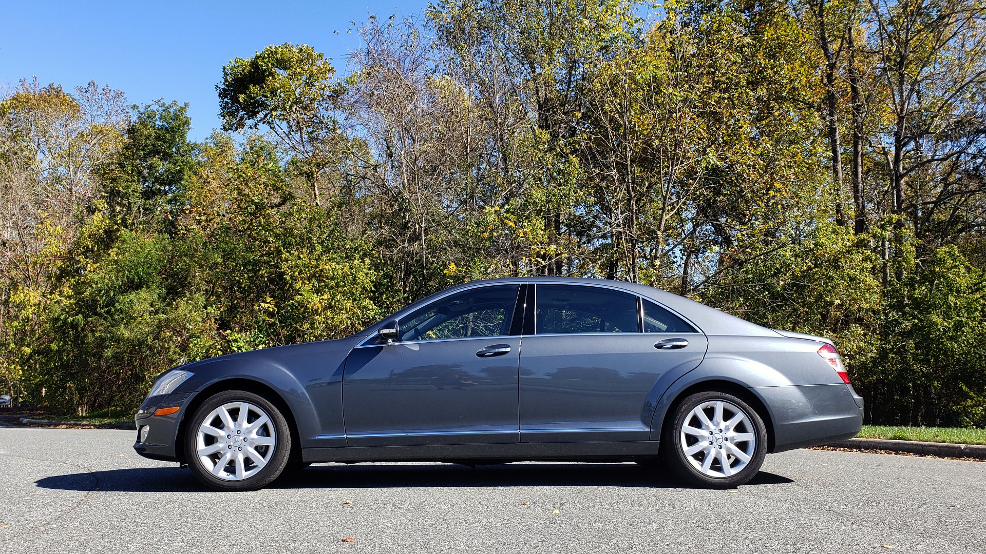 Used 2007 Mercedes-Benz S-CLASS S550 5.5L V8 / LWB / PREM 2 / NAV / SUNROOF / KEYLESS-GO for sale Sold at Formula Imports in Charlotte NC 28227 3