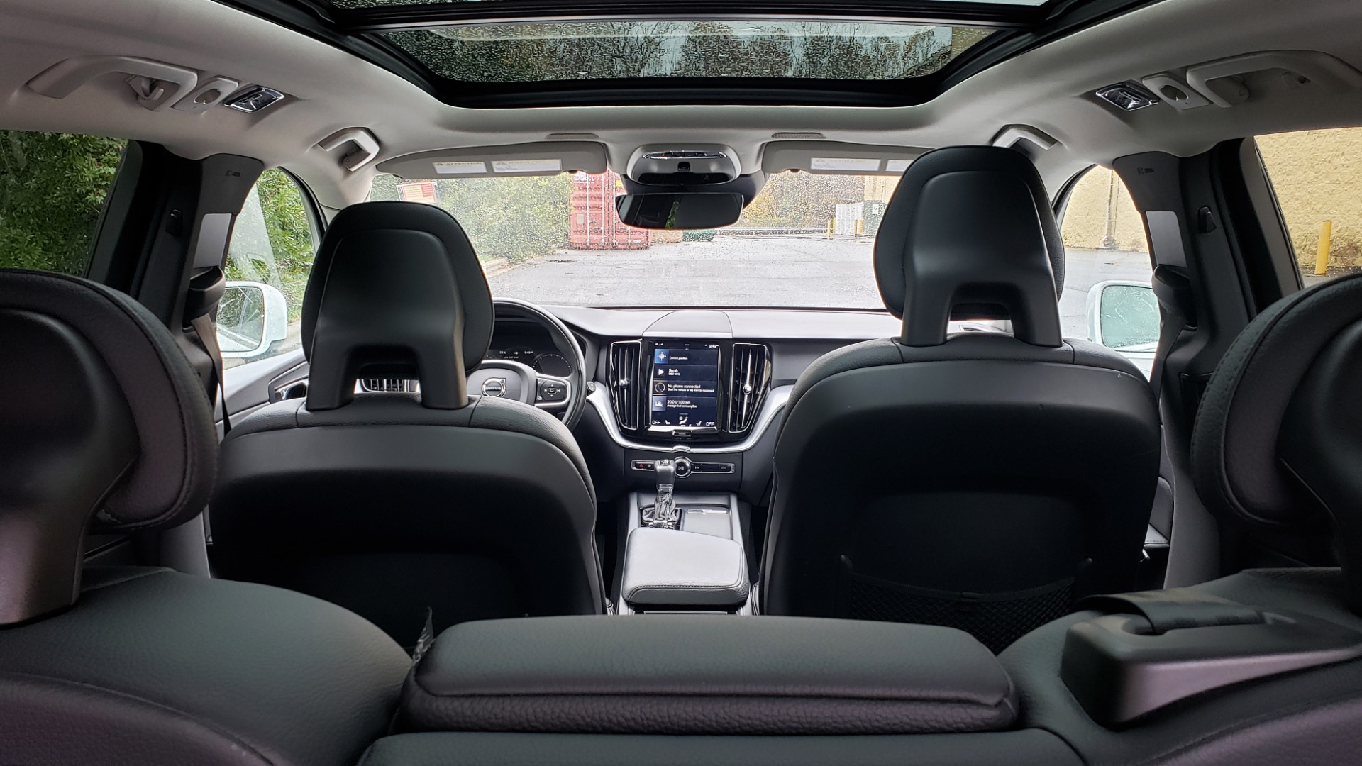 Used 2018 Volvo XC60 MOMENTUM AWD / NAV / SUNROOF / LKA / BLIS / PRK ASST for sale Sold at Formula Imports in Charlotte NC 28227 14
