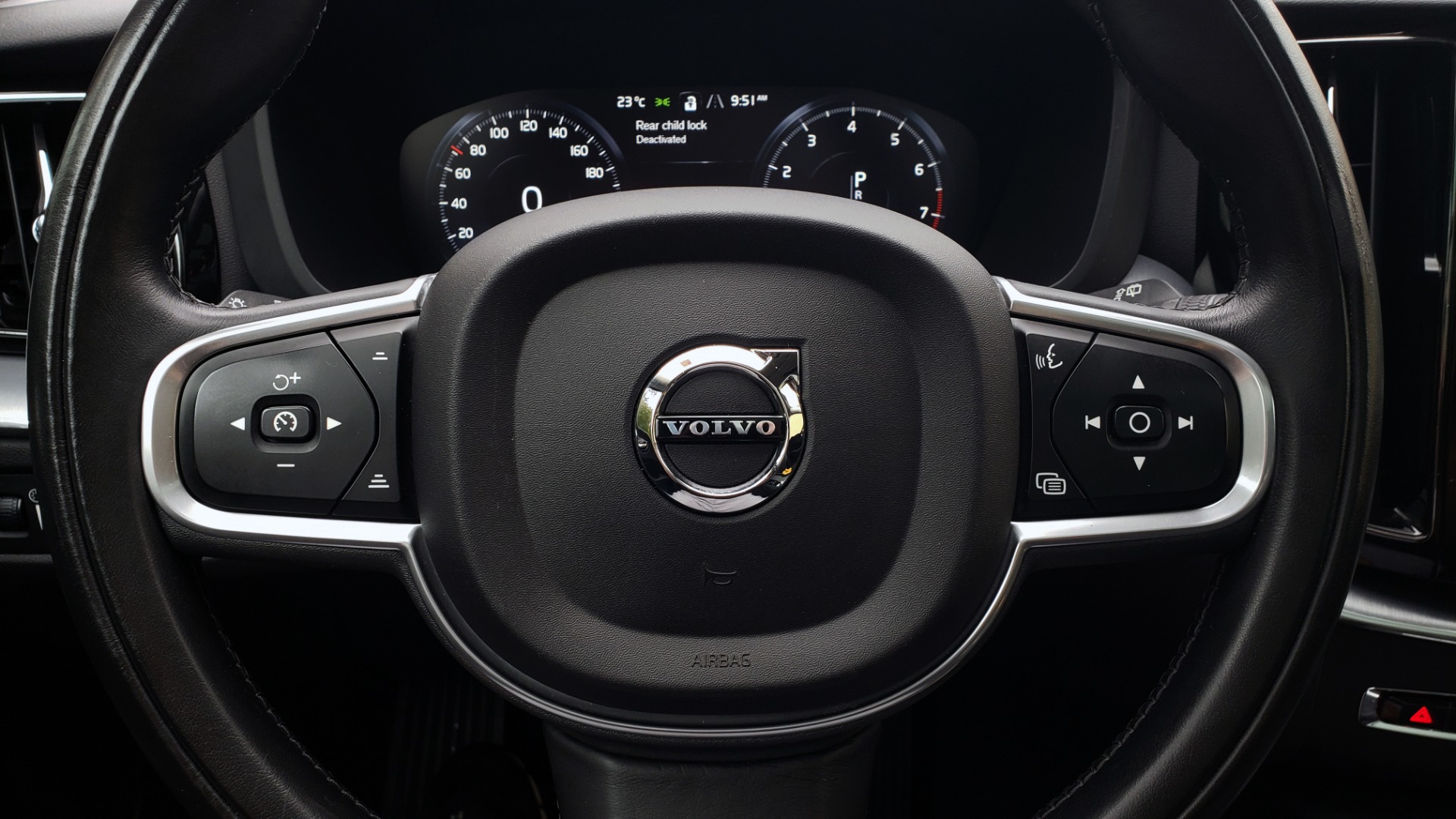 Used 2018 Volvo XC60 MOMENTUM AWD / NAV / SUNROOF / LKA / BLIS / PRK ASST for sale Sold at Formula Imports in Charlotte NC 28227 19