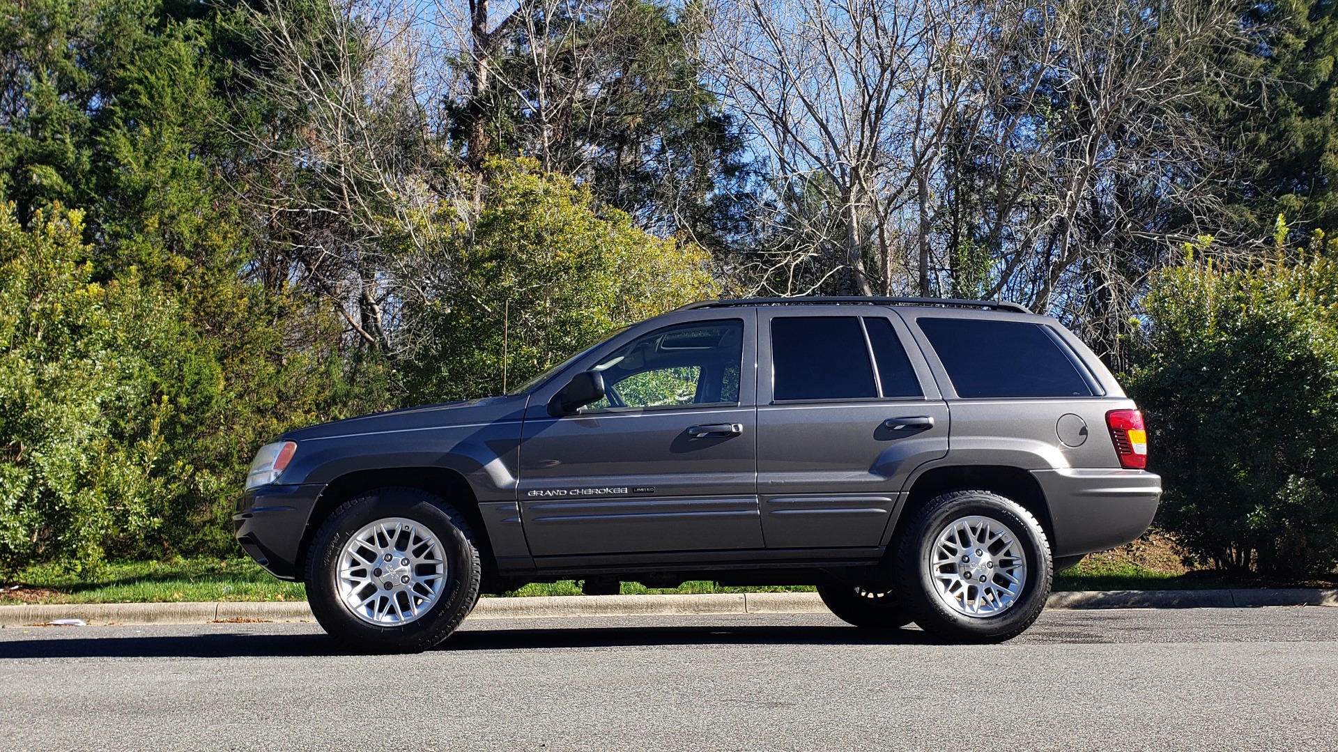 Used 2002 Jeep GRAND CHEROKEE LIMITED 4X4 / SUNROOF / 4.7L V8 / 5-SPD AUTO / CLD WTHR for sale Sold at Formula Imports in Charlotte NC 28227 2