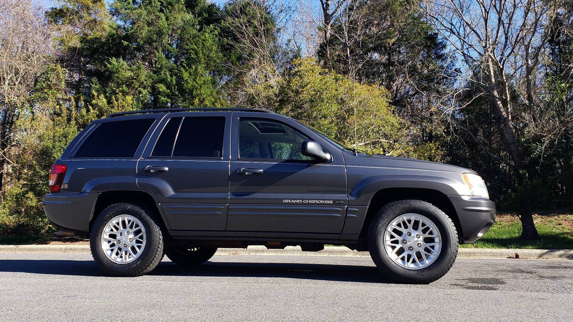 Used 2002 Jeep GRAND CHEROKEE LIMITED 4X4 / SUNROOF / 4.7L V8 / 5-SPD AUTO / CLD WTHR for sale Sold at Formula Imports in Charlotte NC 28227 5