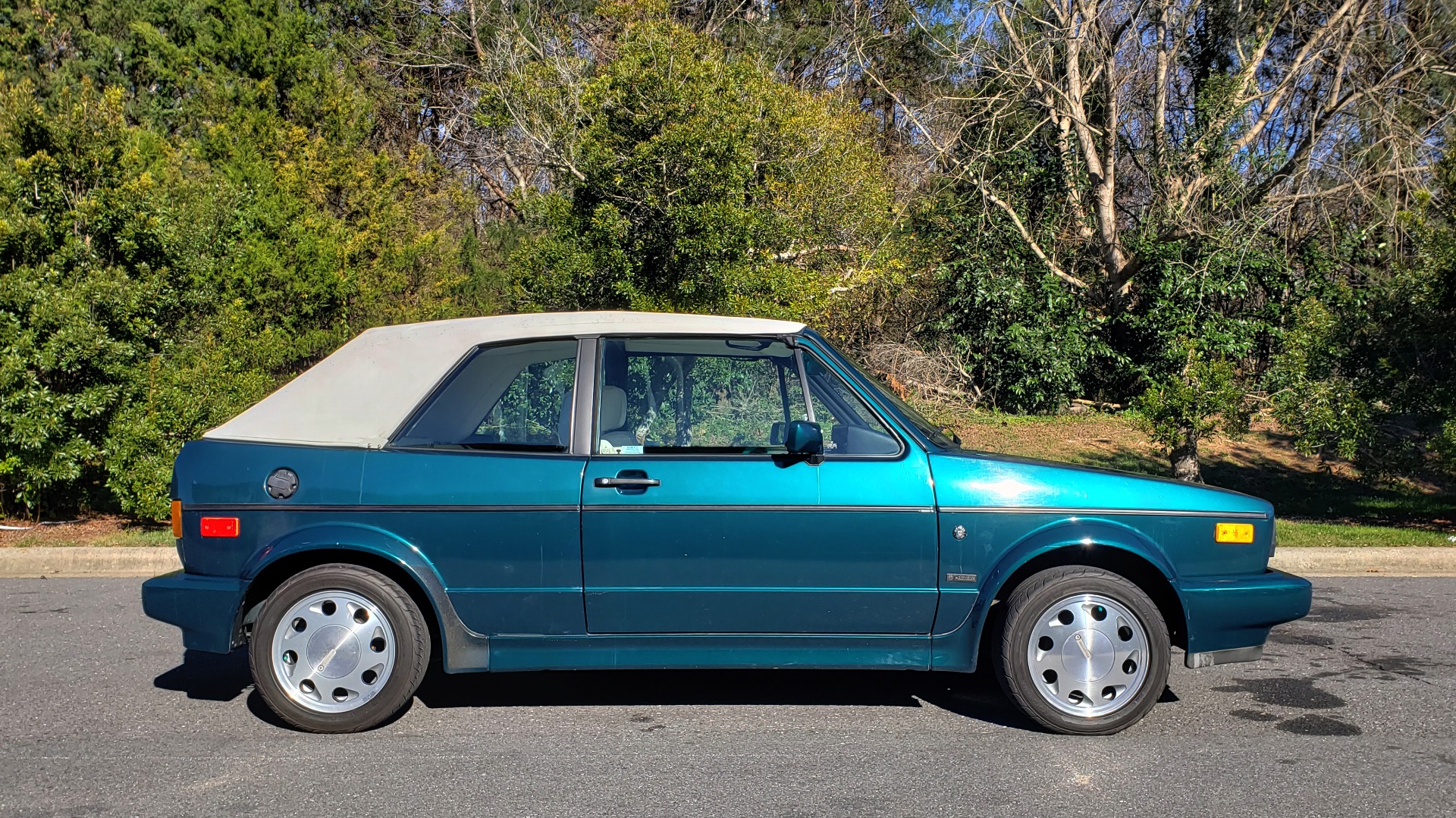 Used 1992 Volkswagen CABRIOLET 5-SPEED MAN / 4-CYL / AIR / 94K MILES / VERY CLEAN for sale Sold at Formula Imports in Charlotte NC 28227 28