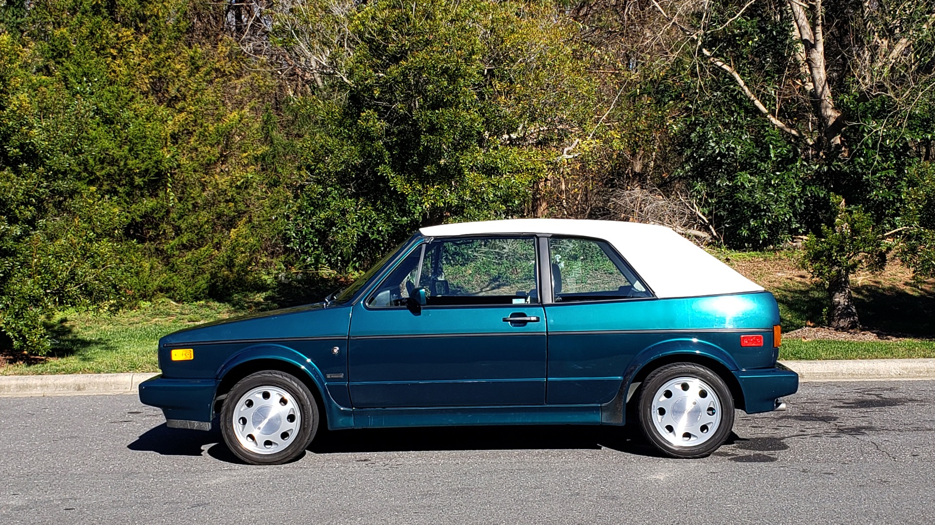 Used 1992 Volkswagen CABRIOLET 5-SPEED MAN / 4-CYL / AIR / 94K MILES / VERY CLEAN for sale Sold at Formula Imports in Charlotte NC 28227 4