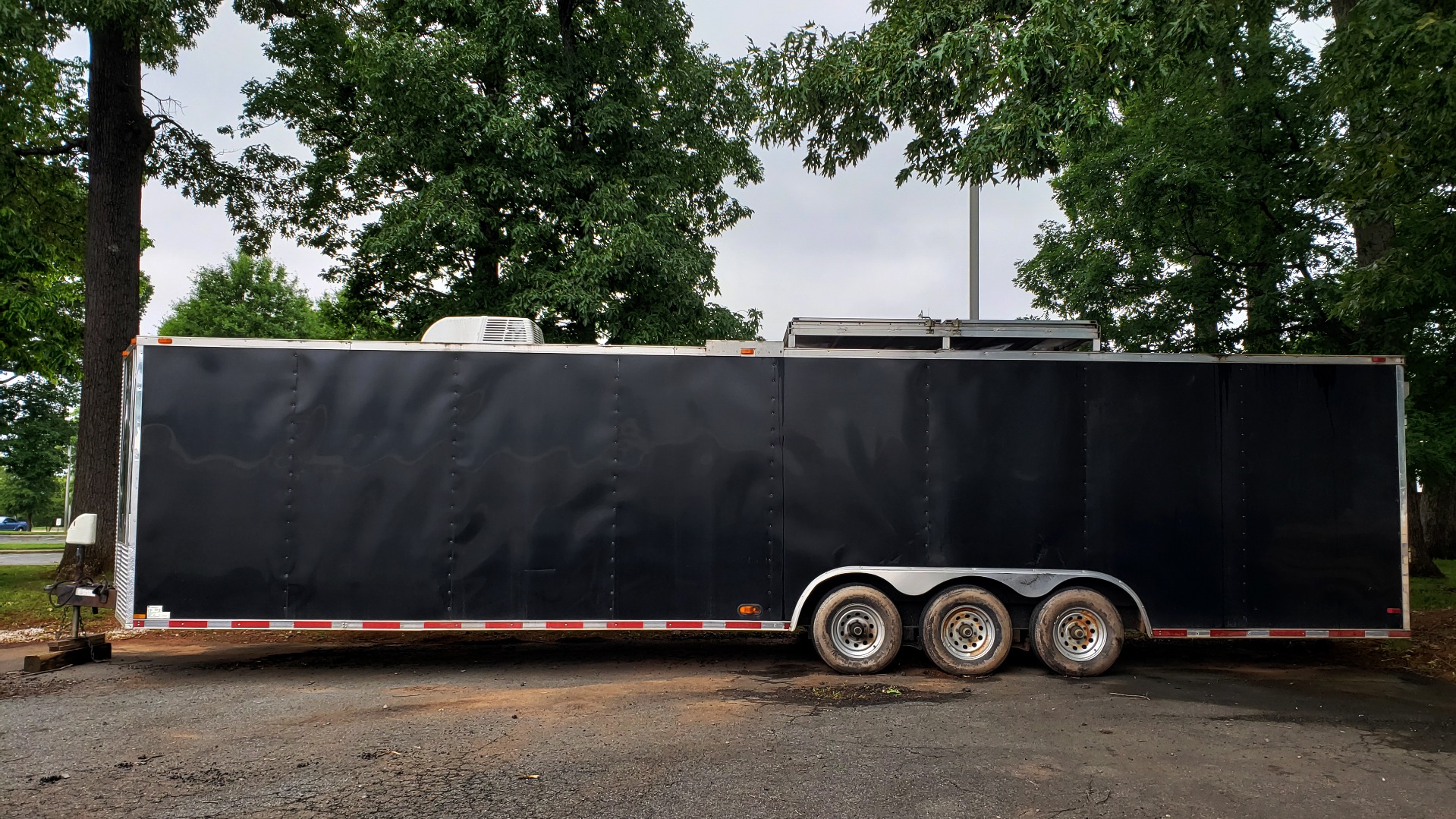 Used 2012 Hurricane 8.5x32 ENCLOSED TRAILER RAMP / AIR CONDITIONING / LOTS OF STORAGE for sale Sold at Formula Imports in Charlotte NC 28227 2