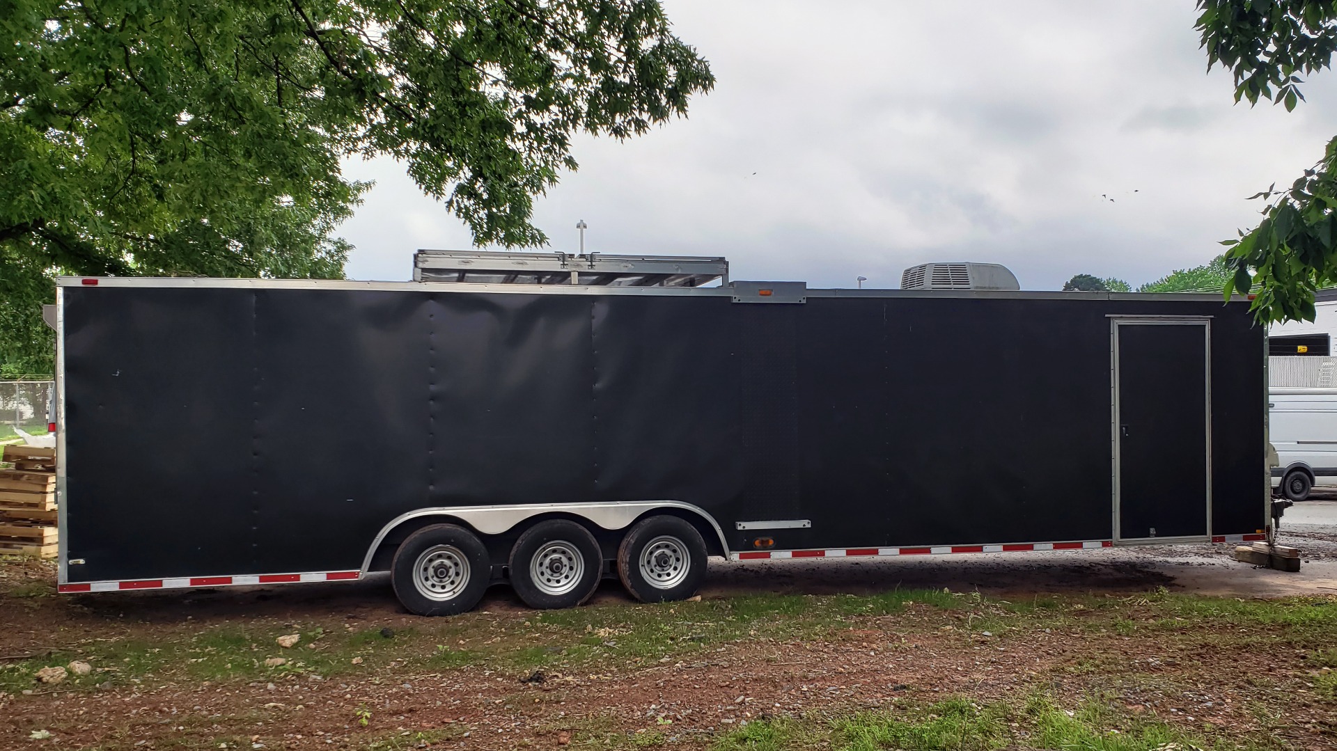 Used 2012 Hurricane 8.5x32 ENCLOSED TRAILER RAMP / AIR CONDITIONING / LOTS OF STORAGE for sale Sold at Formula Imports in Charlotte NC 28227 7