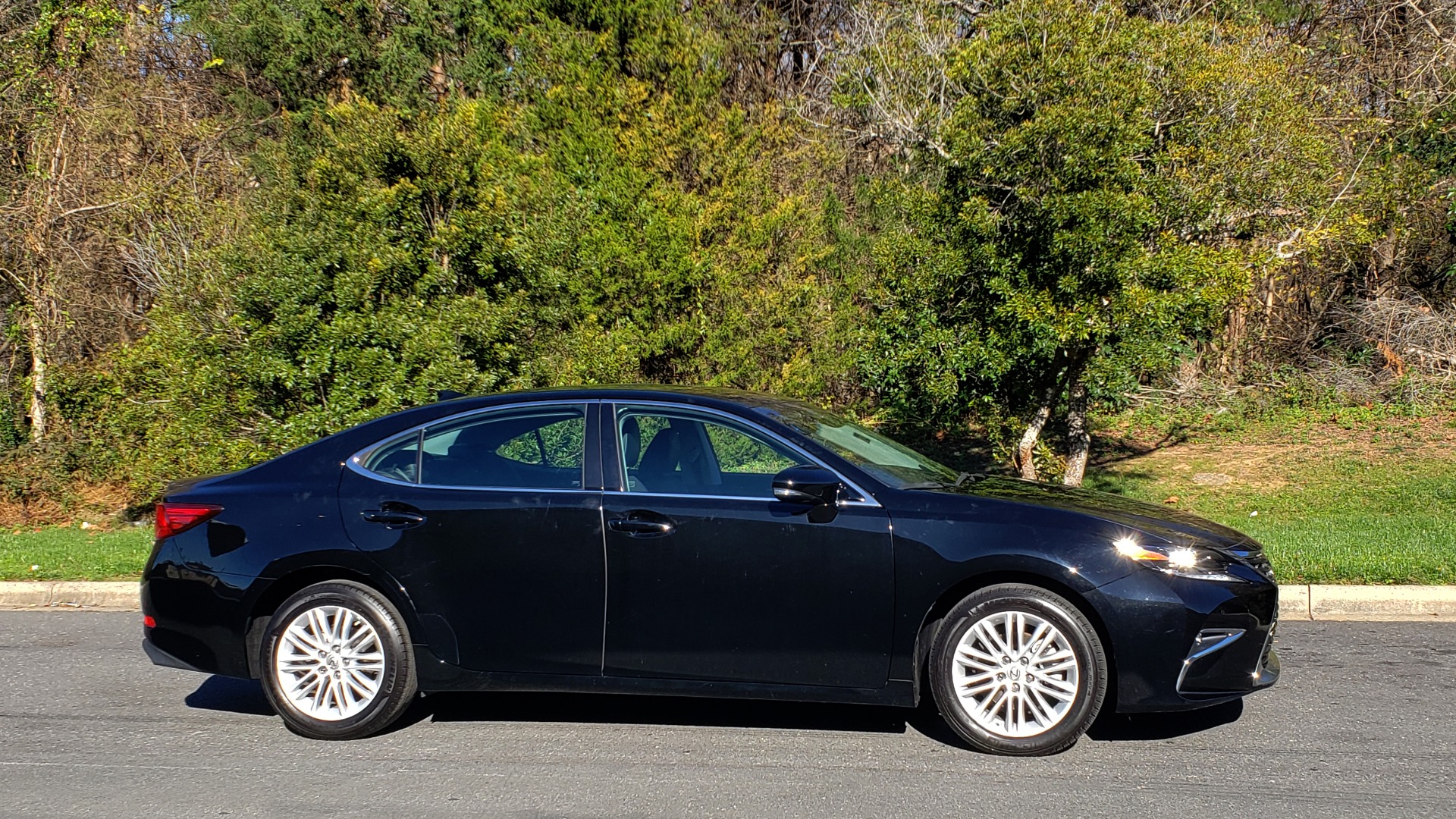Used 2017 Lexus ES 350 PREMIUM / NAV / SUNROOF / BSM / VENT STS / REARVIEW for sale Sold at Formula Imports in Charlotte NC 28227 5