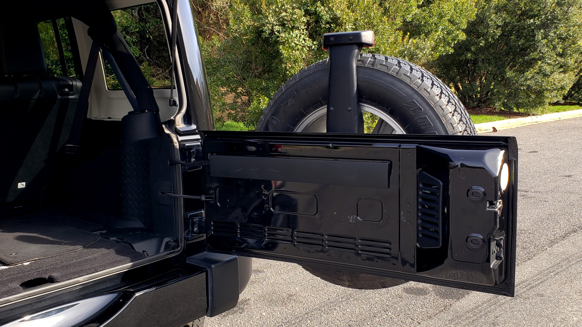 Used 2017 Jeep WRANGLER UNLIMITED SAHARA 4X4 / NAV / 3-PC FREEDOM TOP / 3.6L V6 / 5-SPD AUTO for sale Sold at Formula Imports in Charlotte NC 28227 23