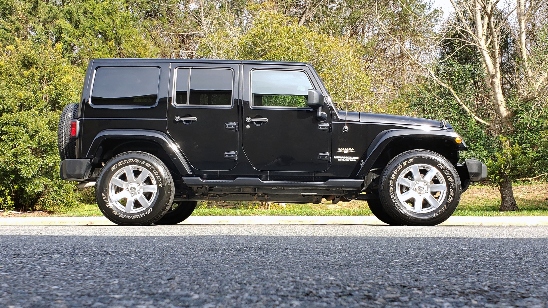 Used 2017 Jeep WRANGLER UNLIMITED SAHARA 4X4 / NAV / 3-PC FREEDOM TOP / 3.6L V6 / 5-SPD AUTO for sale Sold at Formula Imports in Charlotte NC 28227 5
