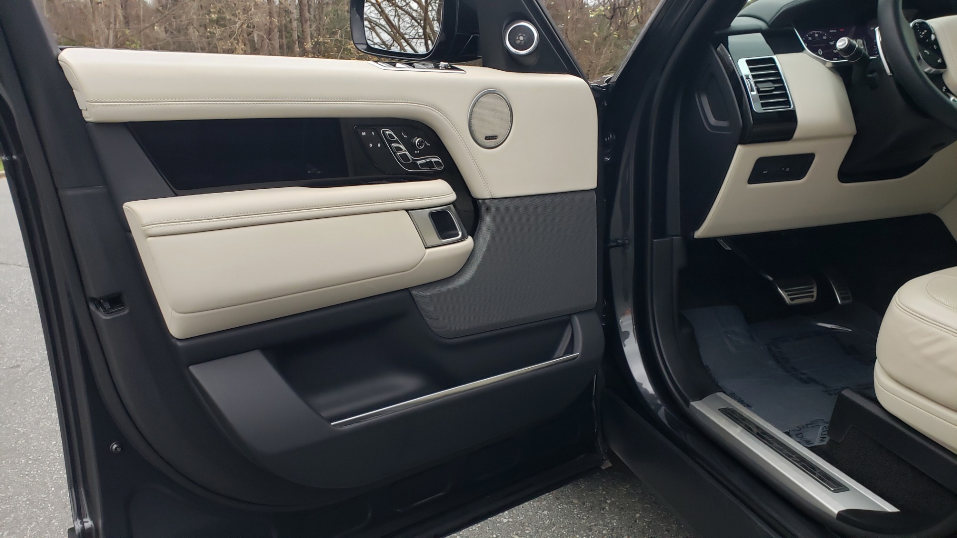 Used 2018 Land Rover RANGE ROVER AUTOBIOGRAPHY SC V8 / LONG / NAV / PANOROOF / ENT SYS / REARVIEW for sale Sold at Formula Imports in Charlotte NC 28227 37