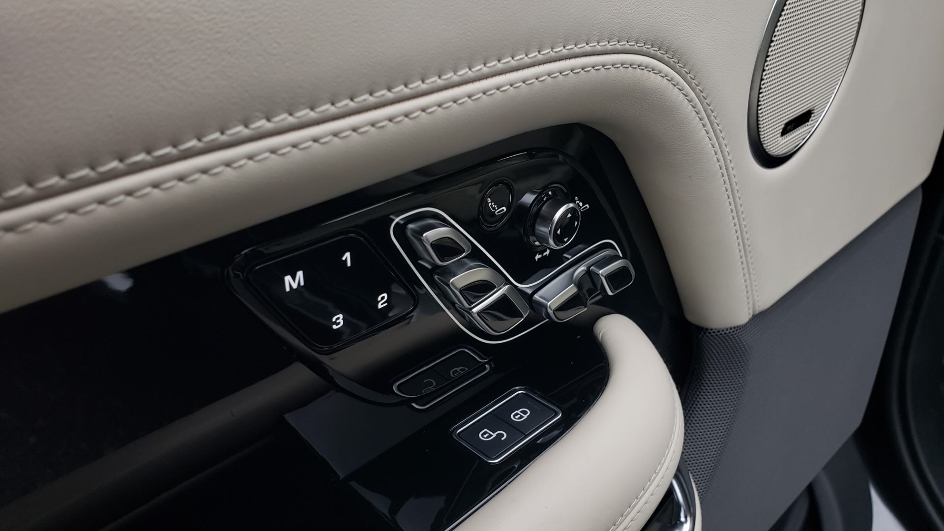 Used 2018 Land Rover RANGE ROVER AUTOBIOGRAPHY SC V8 / LONG / NAV / PANOROOF / ENT SYS / REARVIEW for sale Sold at Formula Imports in Charlotte NC 28227 38