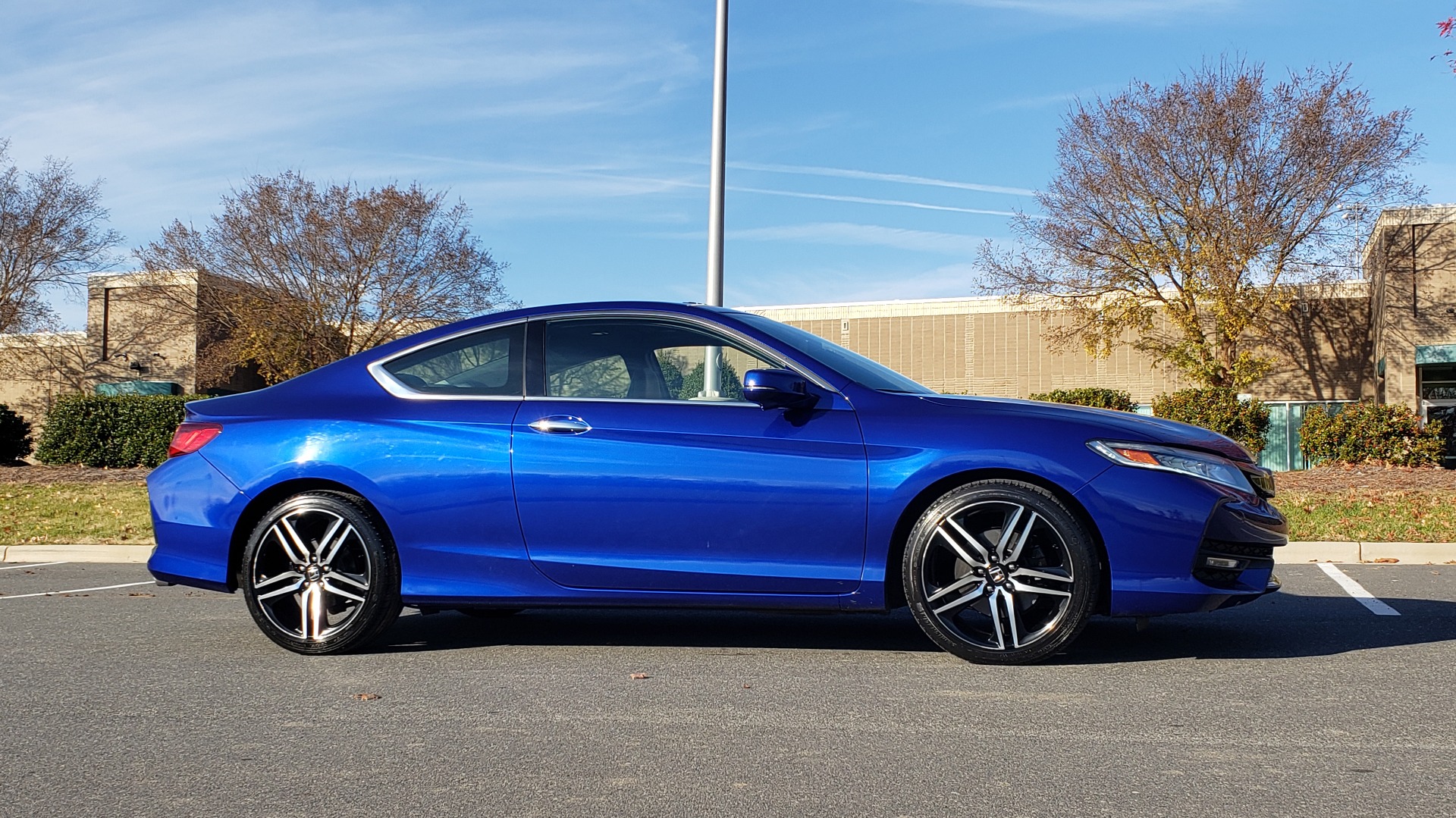 Used 2017 Honda ACCORD COUPE TOURING V6 / 2-DR / NAV / SUNROOF / LANEWATCH / CMBS for sale Sold at Formula Imports in Charlotte NC 28227 10