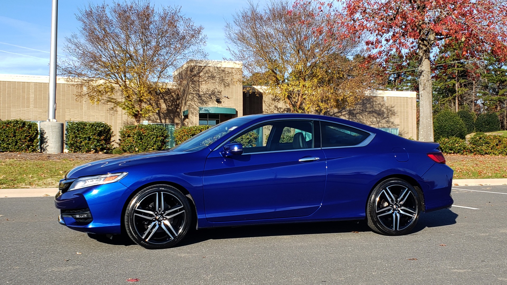 Used 2017 Honda ACCORD COUPE TOURING V6 / 2-DR / NAV / SUNROOF / LANEWATCH / CMBS for sale Sold at Formula Imports in Charlotte NC 28227 3
