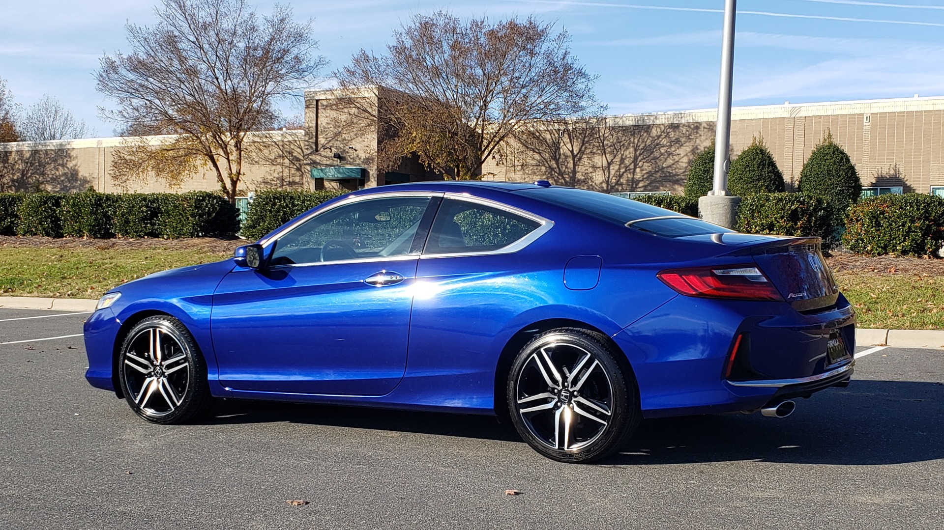 Used 2017 Honda ACCORD COUPE TOURING V6 / 2-DR / NAV / SUNROOF / LANEWATCH / CMBS for sale Sold at Formula Imports in Charlotte NC 28227 4