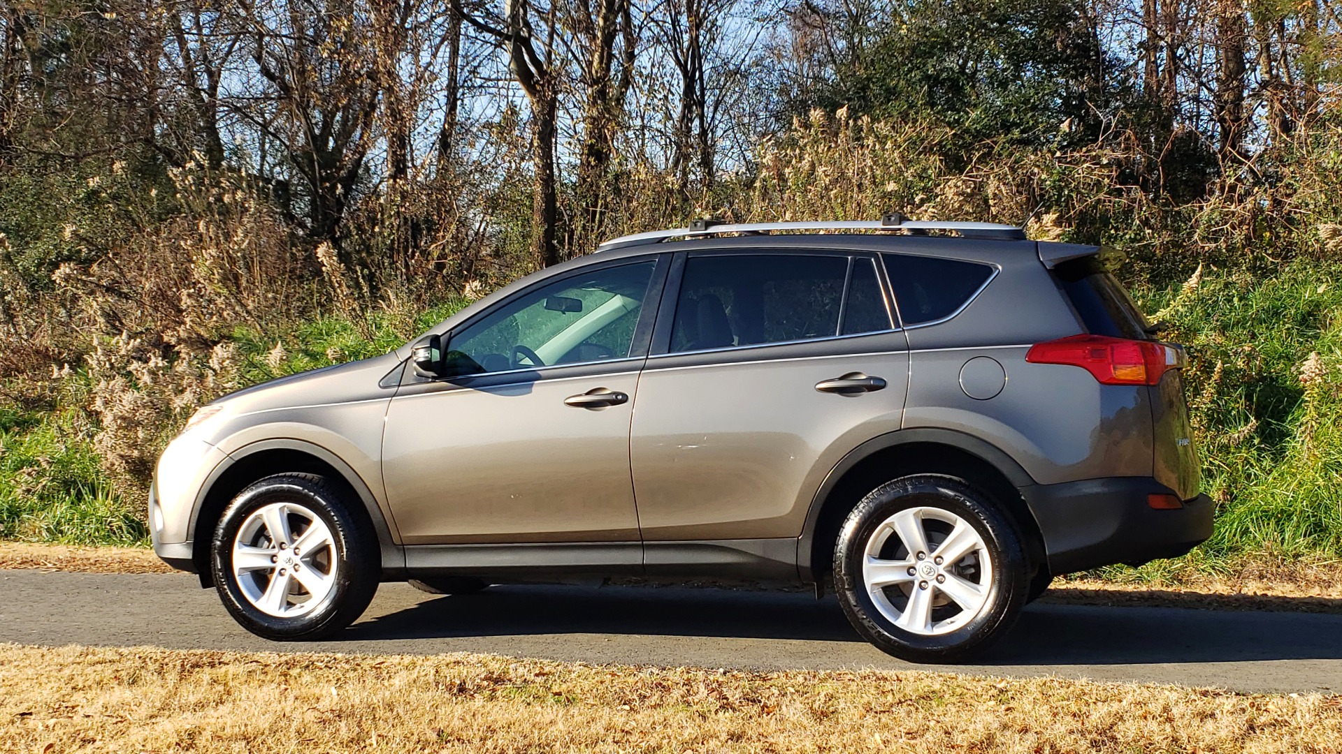 Used 2014 Toyota RAV4 XLE / FWD / 2.5L 4-CYL / 6-SPD AUTO / 17IN ALLOY / REARVIEW for sale Sold at Formula Imports in Charlotte NC 28227 3