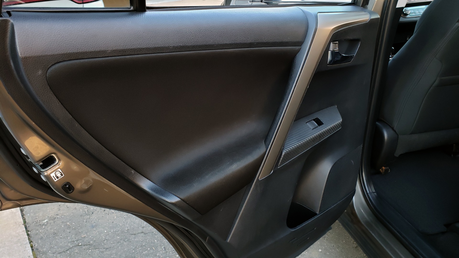 Used 2014 Toyota RAV4 XLE / FWD / 2.5L 4-CYL / 6-SPD AUTO / 17IN ALLOY / REARVIEW for sale Sold at Formula Imports in Charlotte NC 28227 41