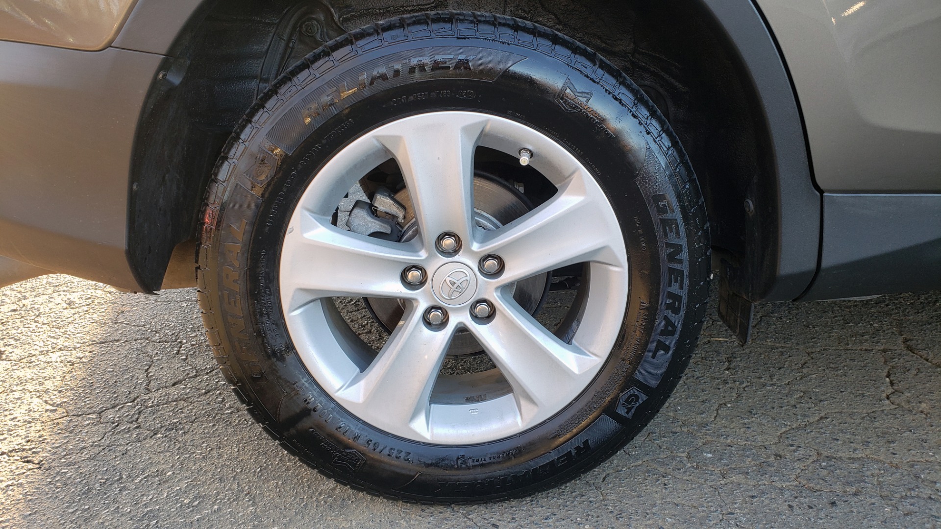 Used 2014 Toyota RAV4 XLE / FWD / 2.5L 4-CYL / 6-SPD AUTO / 17IN ALLOY / REARVIEW for sale Sold at Formula Imports in Charlotte NC 28227 77