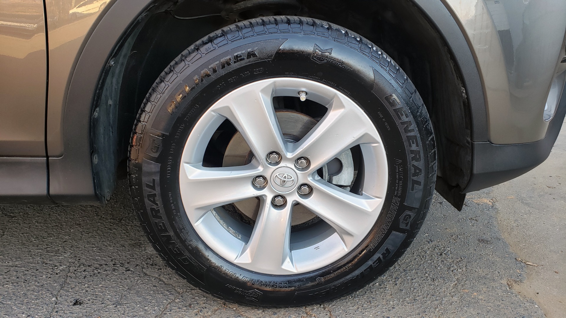 Used 2014 Toyota RAV4 XLE / FWD / 2.5L 4-CYL / 6-SPD AUTO / 17IN ALLOY / REARVIEW for sale Sold at Formula Imports in Charlotte NC 28227 78