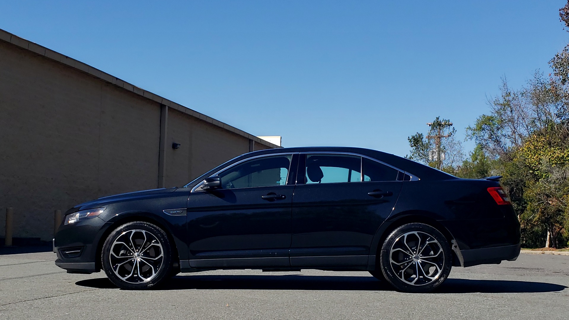 Used 2015 Ford TAURUS SHO 3.5L ECOBOOST V6 / NAV / SUNROOF / HTD STS / BSM / REARVIEW for sale Sold at Formula Imports in Charlotte NC 28227 3