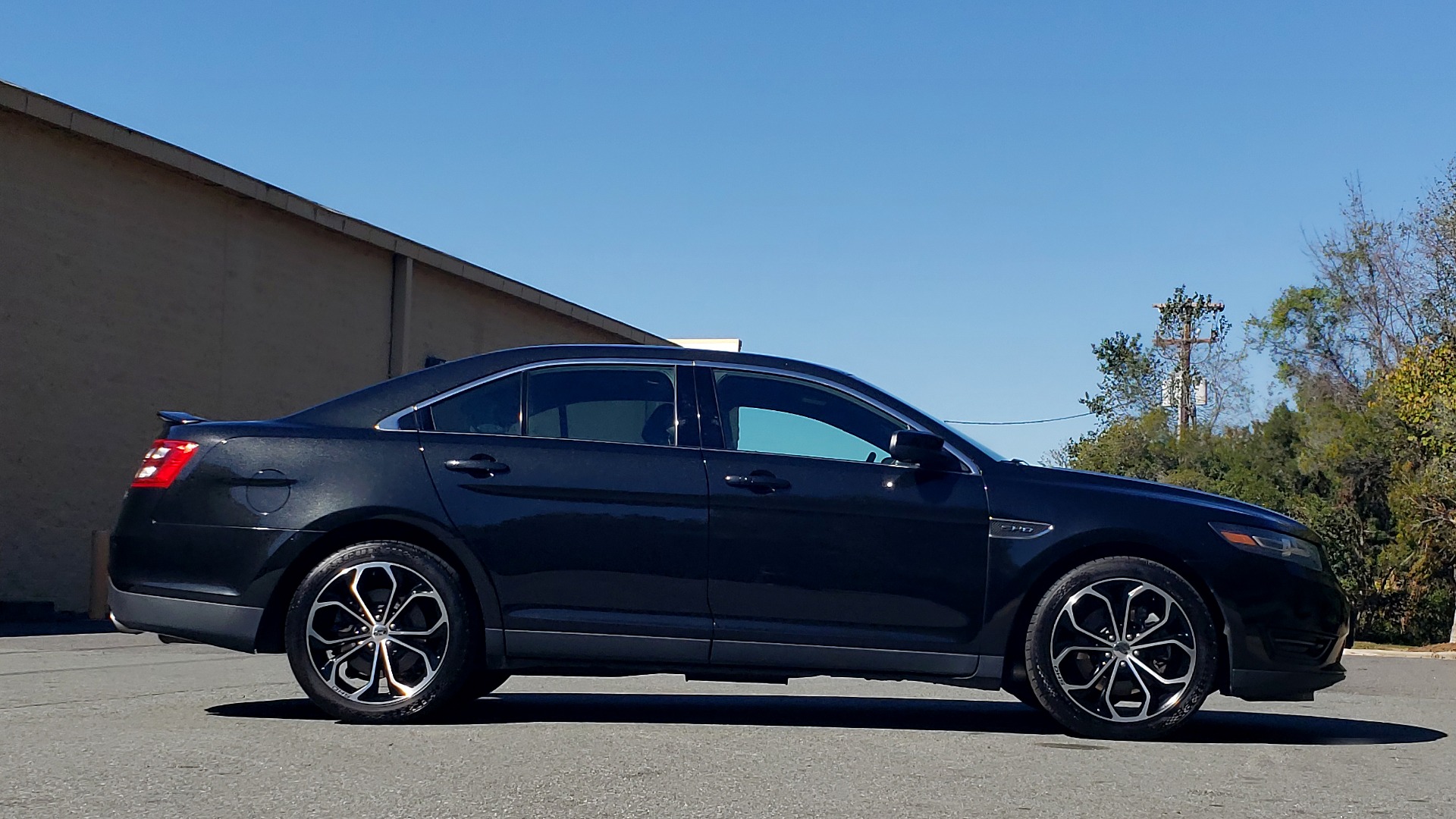 Used 2015 Ford TAURUS SHO 3.5L ECOBOOST V6 / NAV / SUNROOF / HTD STS / BSM / REARVIEW for sale Sold at Formula Imports in Charlotte NC 28227 6