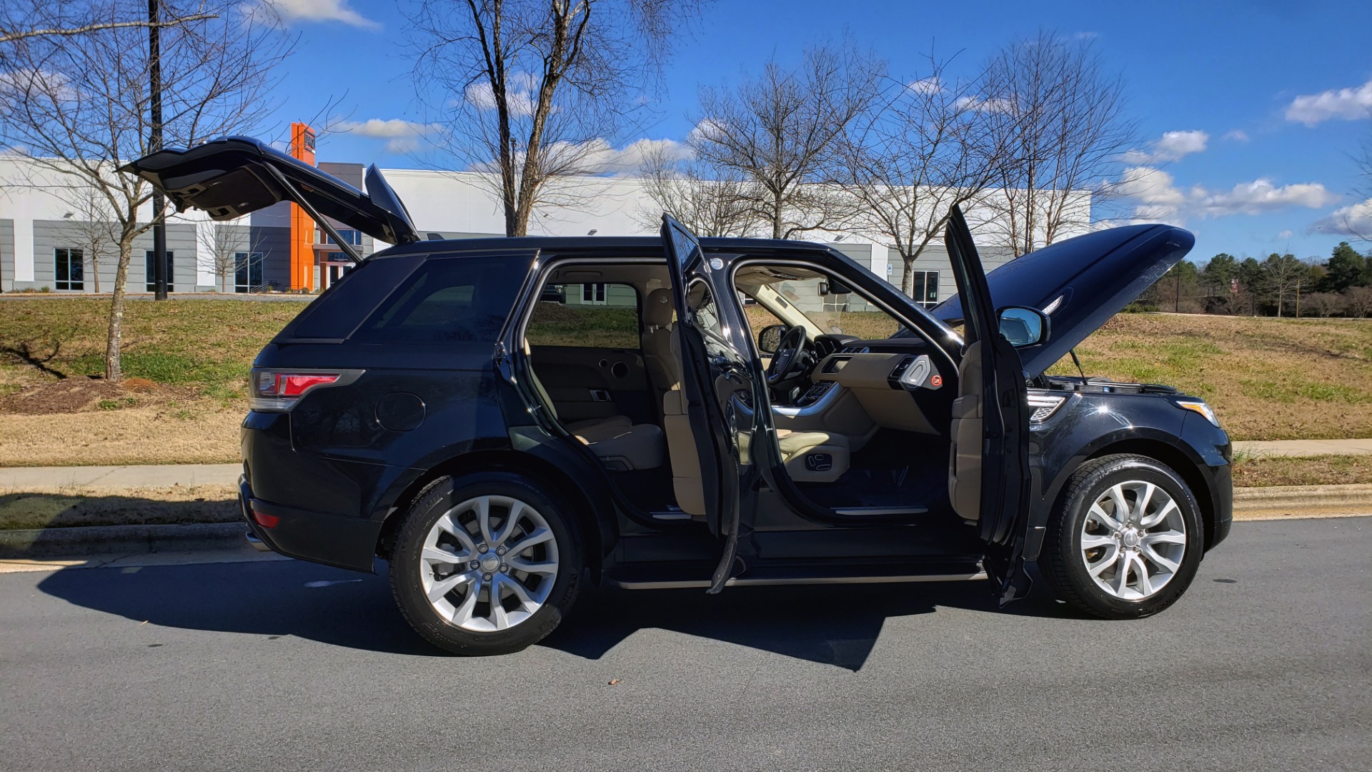 Used 2015 Land Rover RANGE ROVER HSE / 3.0L SC V6 / 8-SPD AUTO / NAV / PANO ROOF / REARVIEW for sale $38,999 at Formula Imports in Charlotte NC 28227 11