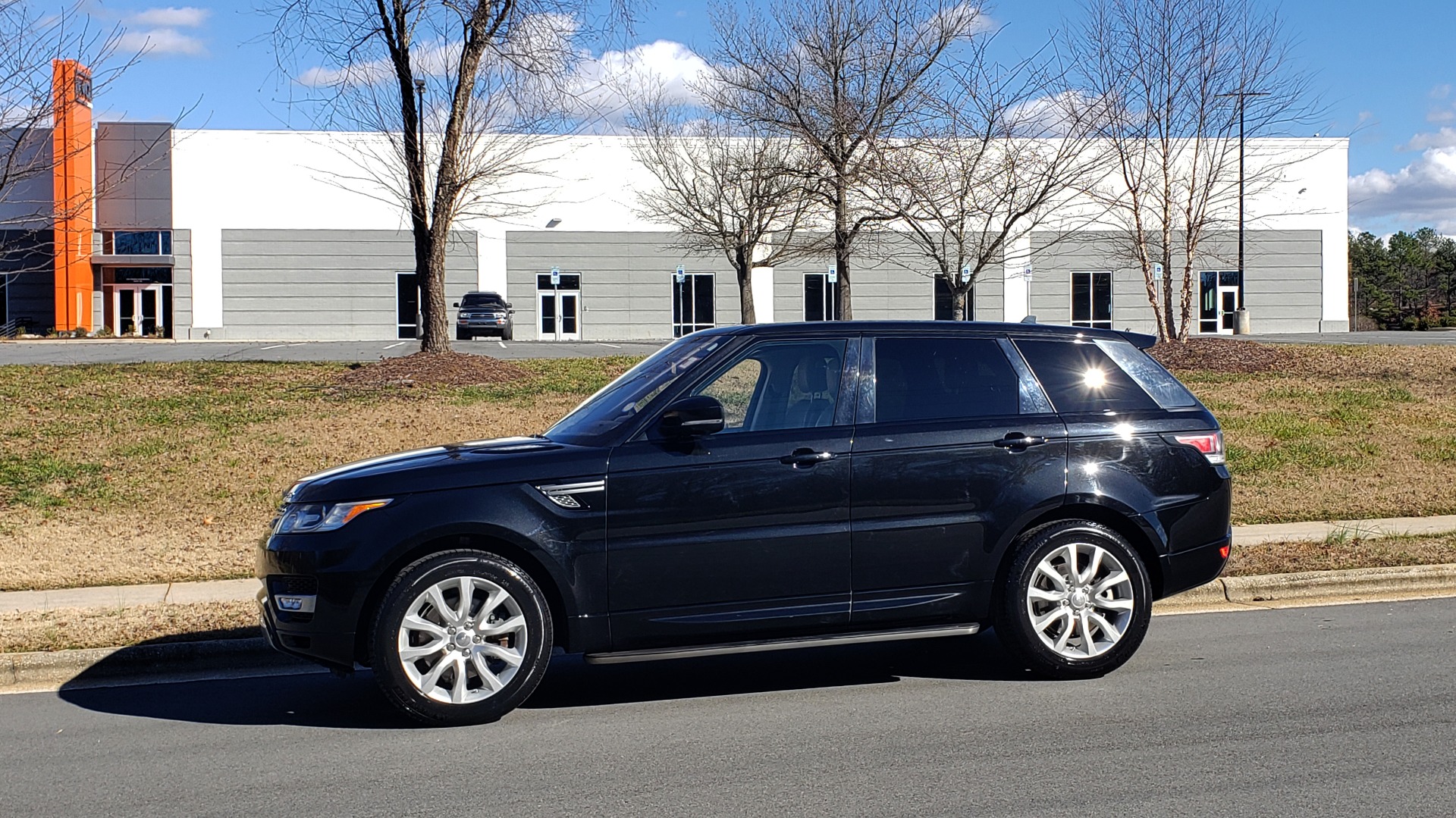 Used 2015 Land Rover RANGE ROVER SPORT HSE / 3.0L SC V6 / 8-SPD AUTO / NAV / PANO-ROOF / REARVIEW for sale Sold at Formula Imports in Charlotte NC 28227 2