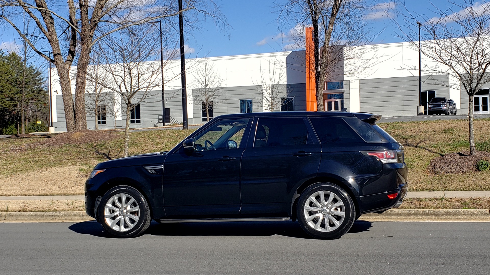 Used 2015 Land Rover RANGE ROVER HSE / 3.0L SC V6 / 8-SPD AUTO / NAV / PANO ROOF / REARVIEW for sale $38,999 at Formula Imports in Charlotte NC 28227 3