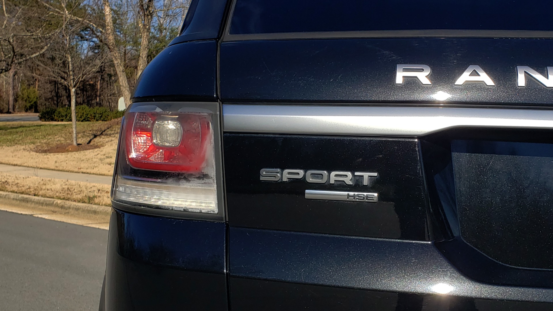 Used 2015 Land Rover RANGE ROVER SPORT HSE / 3.0L SC V6 / 8-SPD AUTO / NAV / PANO-ROOF / REARVIEW for sale Sold at Formula Imports in Charlotte NC 28227 34
