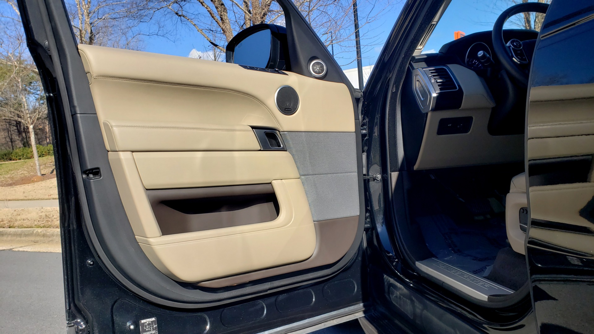 Used 2015 Land Rover RANGE ROVER SPORT HSE / 3.0L SC V6 / 8-SPD AUTO / NAV / PANO-ROOF / REARVIEW for sale Sold at Formula Imports in Charlotte NC 28227 38