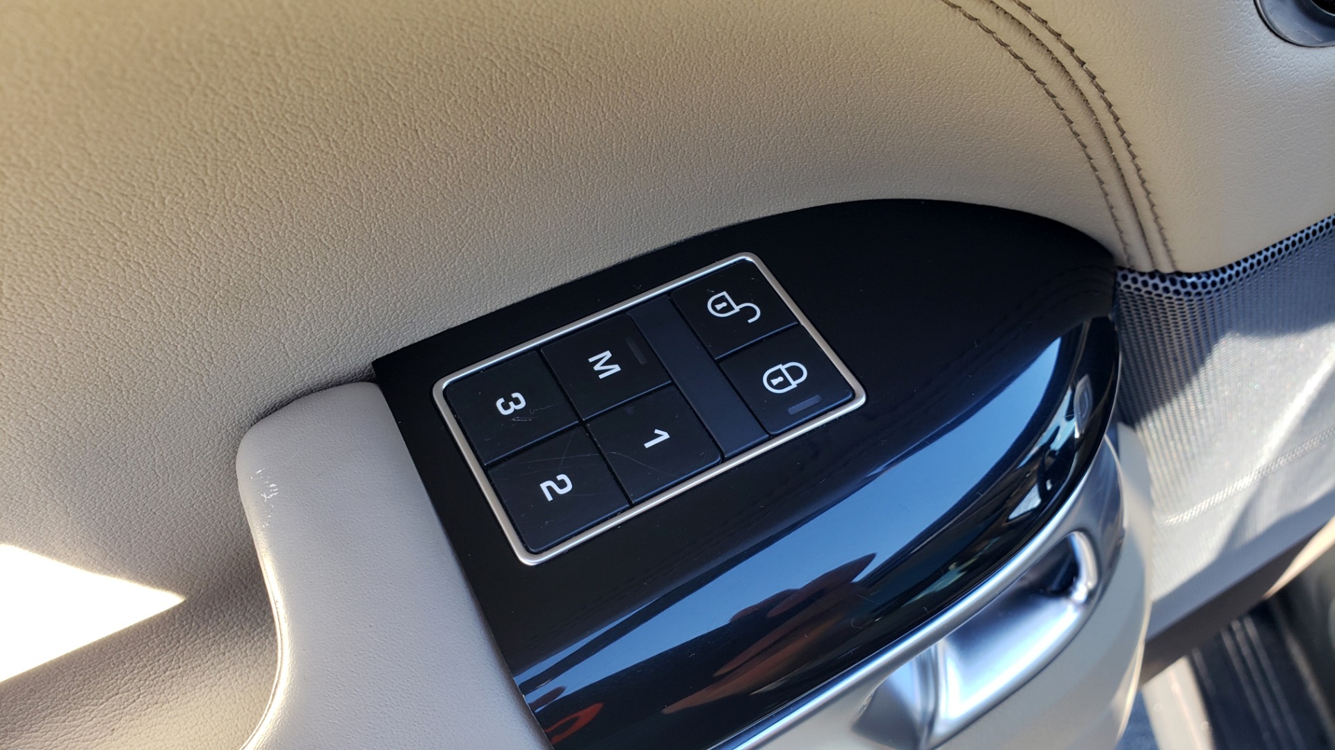 Used 2015 Land Rover RANGE ROVER HSE / 3.0L SC V6 / 8-SPD AUTO / NAV / PANO ROOF / REARVIEW for sale $38,999 at Formula Imports in Charlotte NC 28227 40