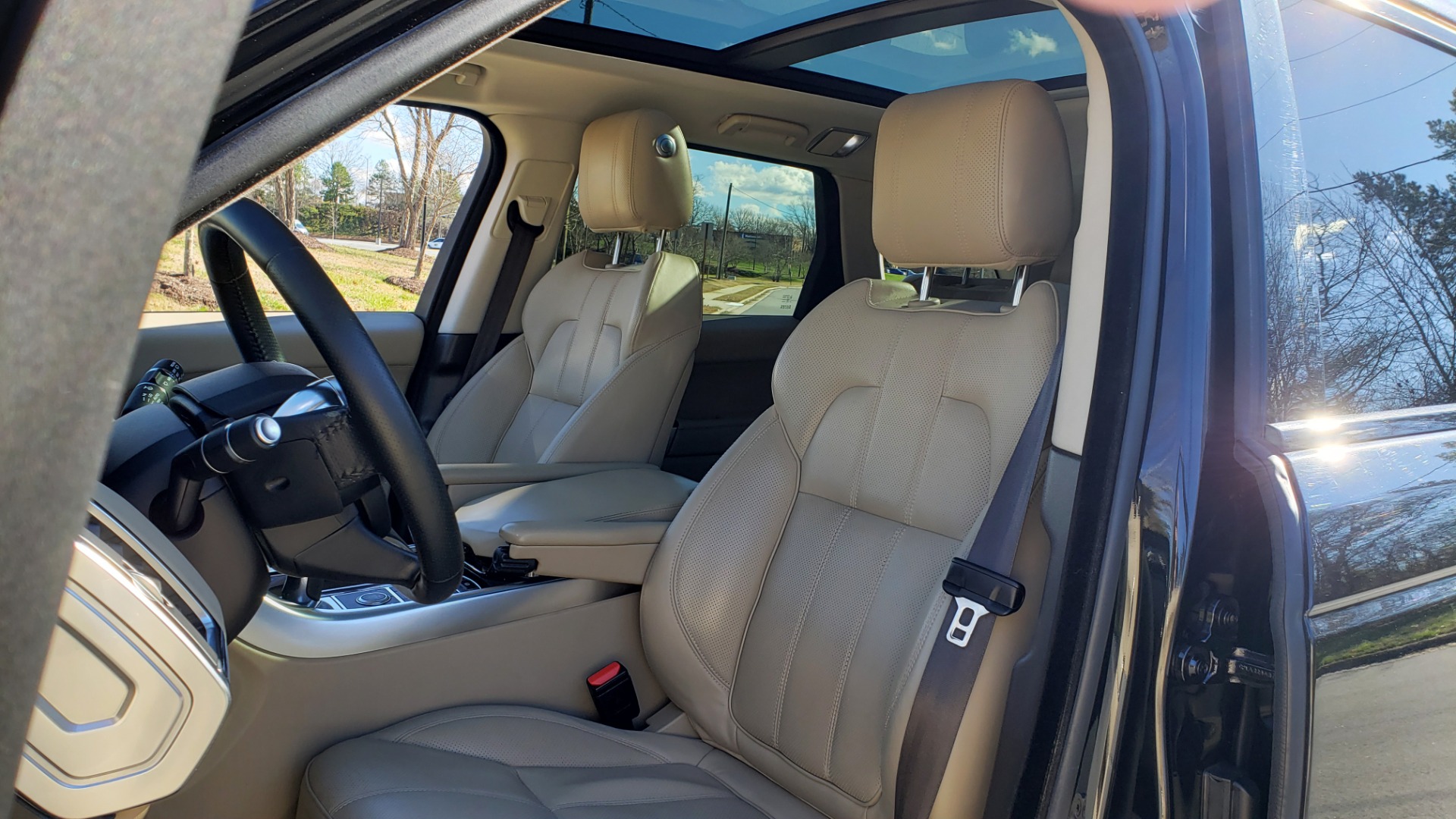 Used 2015 Land Rover RANGE ROVER SPORT HSE / 3.0L SC V6 / 8-SPD AUTO / NAV / PANO-ROOF / REARVIEW for sale Sold at Formula Imports in Charlotte NC 28227 42