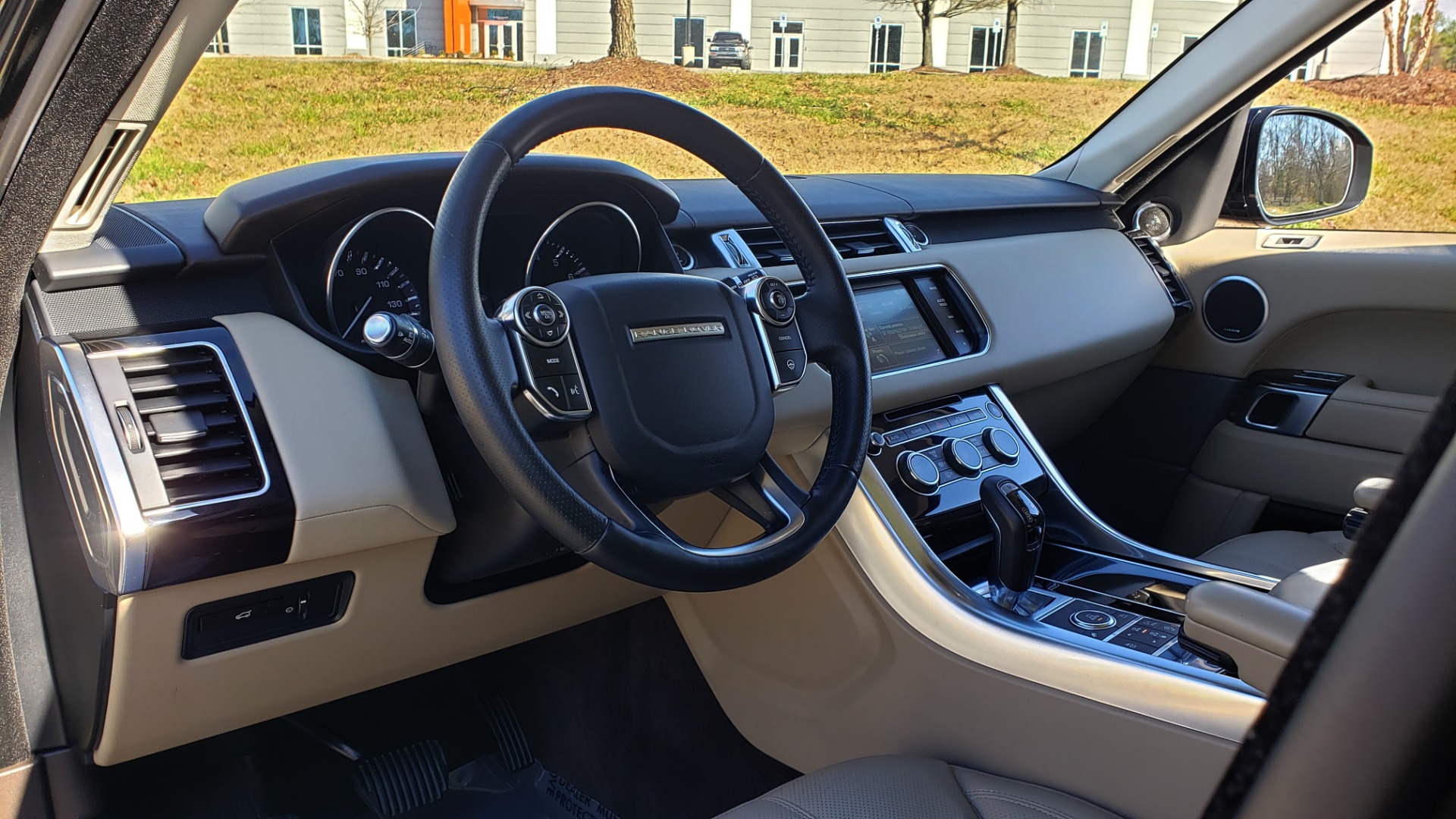 Used 2015 Land Rover RANGE ROVER SPORT HSE / 3.0L SC V6 / 8-SPD AUTO / NAV / PANO-ROOF / REARVIEW for sale Sold at Formula Imports in Charlotte NC 28227 44