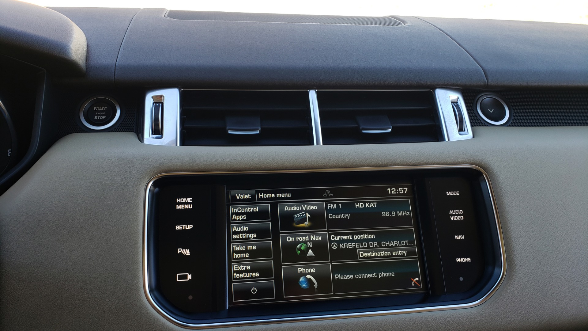 Used 2015 Land Rover RANGE ROVER SPORT HSE / 3.0L SC V6 / 8-SPD AUTO / NAV / PANO-ROOF / REARVIEW for sale Sold at Formula Imports in Charlotte NC 28227 54