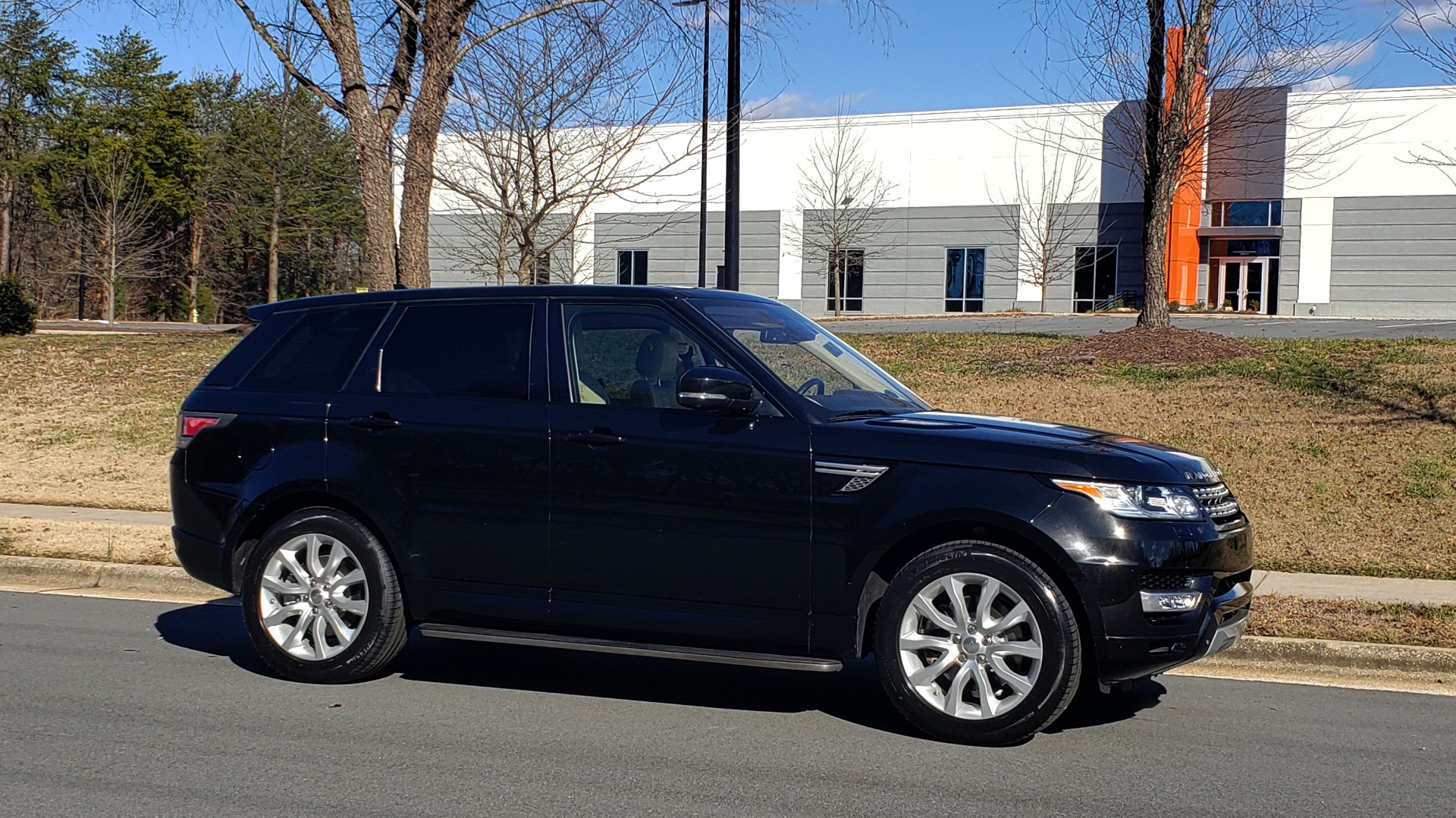Used 2015 Land Rover RANGE ROVER SPORT HSE / 3.0L SC V6 / 8-SPD AUTO / NAV / PANO-ROOF / REARVIEW for sale Sold at Formula Imports in Charlotte NC 28227 6