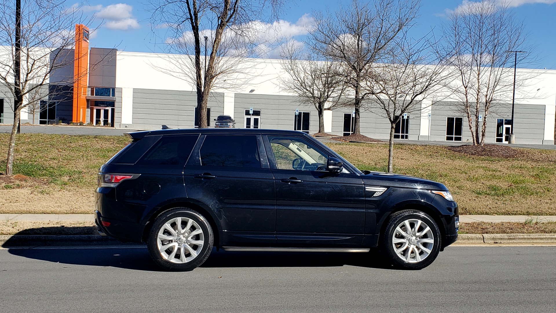 Used 2015 Land Rover RANGE ROVER HSE / 3.0L SC V6 / 8-SPD AUTO / NAV / PANO ROOF / REARVIEW for sale $38,999 at Formula Imports in Charlotte NC 28227 7