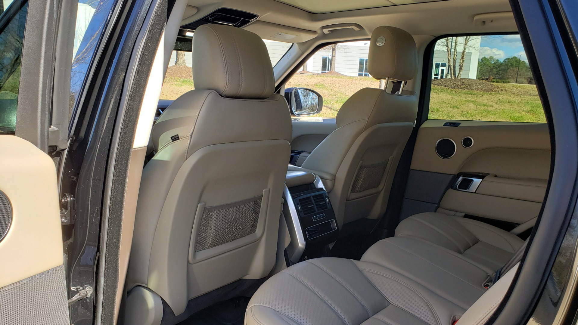 Used 2015 Land Rover RANGE ROVER SPORT HSE / 3.0L SC V6 / 8-SPD AUTO / NAV / PANO-ROOF / REARVIEW for sale Sold at Formula Imports in Charlotte NC 28227 71