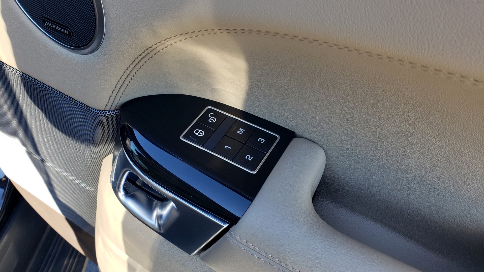 Used 2015 Land Rover RANGE ROVER SPORT HSE / 3.0L SC V6 / 8-SPD AUTO / NAV / PANO-ROOF / REARVIEW for sale Sold at Formula Imports in Charlotte NC 28227 73