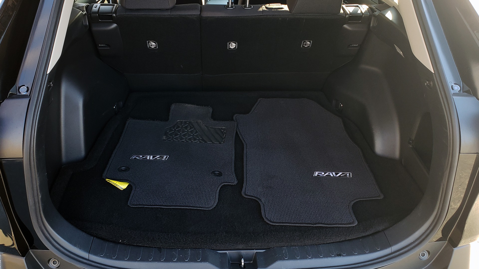 Used 2019 Toyota RAV4 LE / 2.5L I4 / 8-SPEED AUTO / LTA / PCS / RSA / REARVIEW for sale Sold at Formula Imports in Charlotte NC 28227 13
