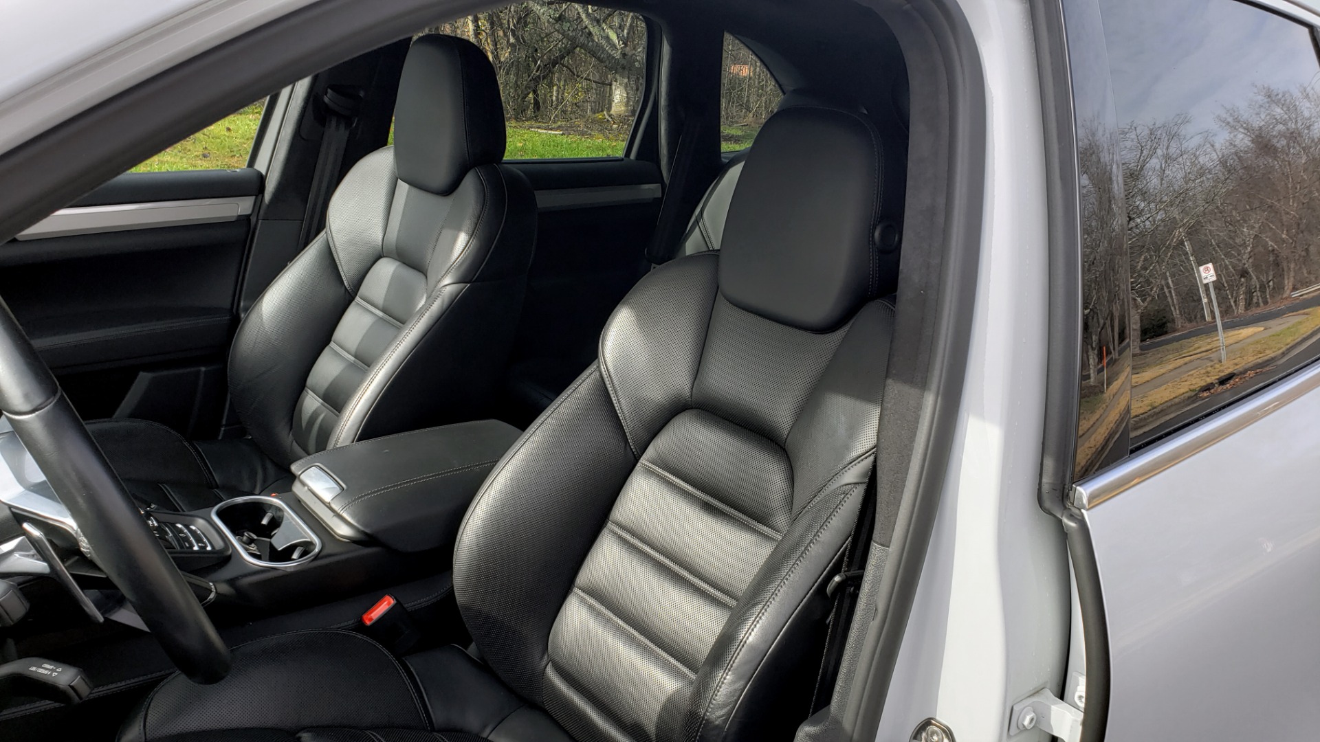 Used 2015 Porsche CAYENNE TURBO V8 / PREMIUM / NAV / SUNROOF / PARK ASSIST / LCA / REARVIEW for sale Sold at Formula Imports in Charlotte NC 28227 27