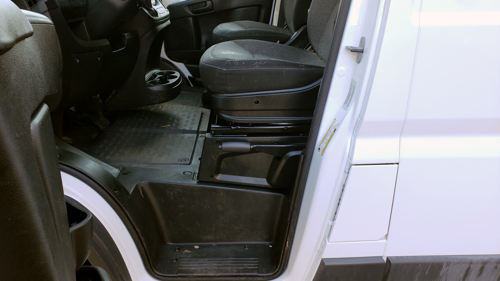 Used 2016 Ram PROMASTER CARGO VAN 136 WB / LOW ROOF / 3.6L V6 / 6-SPD AUTO / REARVIEW for sale Sold at Formula Imports in Charlotte NC 28227 30