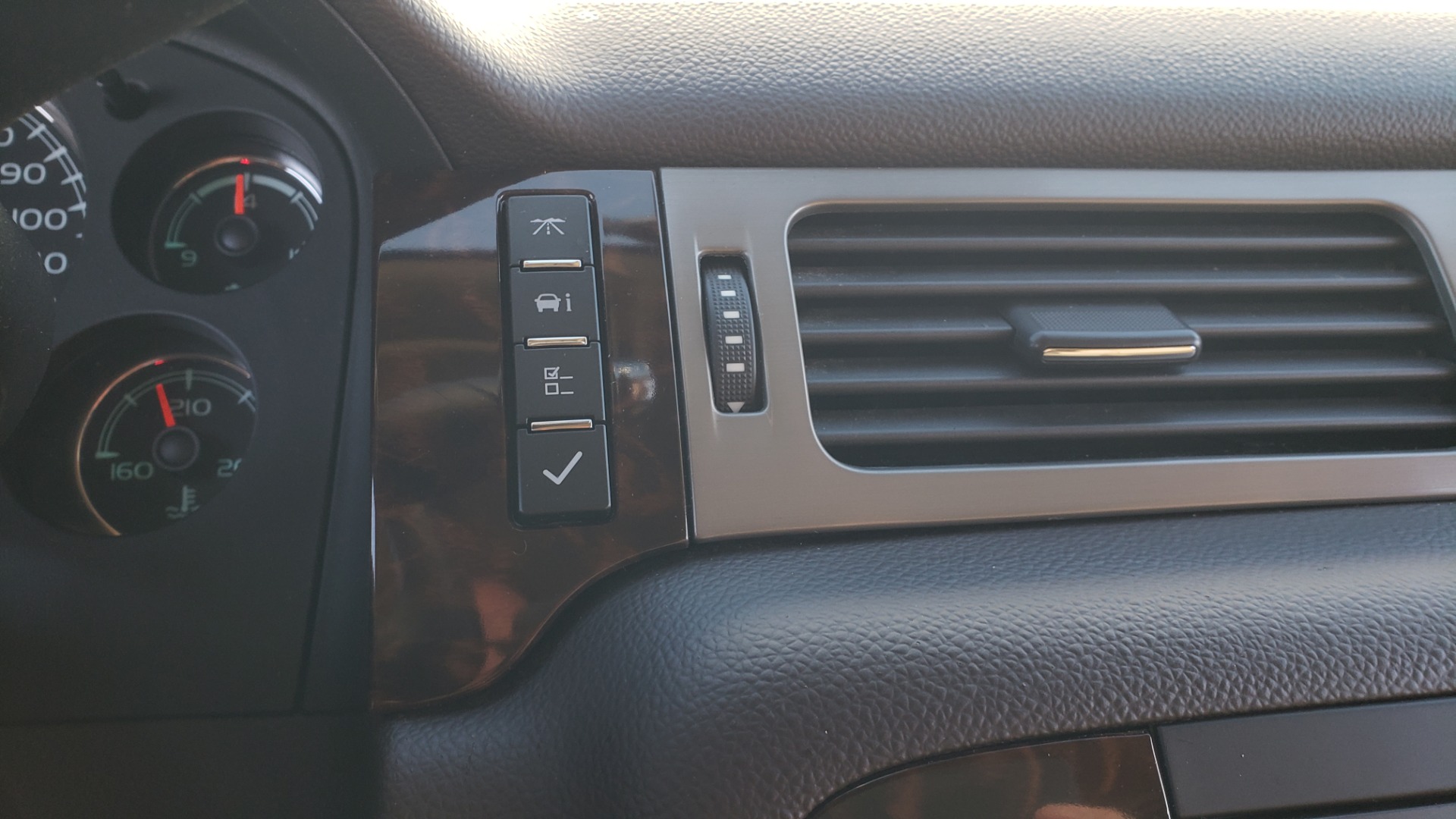 Used 2013 GMC YUKON XL DENALI / AWD / NAV / SUNROOF / 3-ROW / ENTERTAINMENT for sale Sold at Formula Imports in Charlotte NC 28227 44