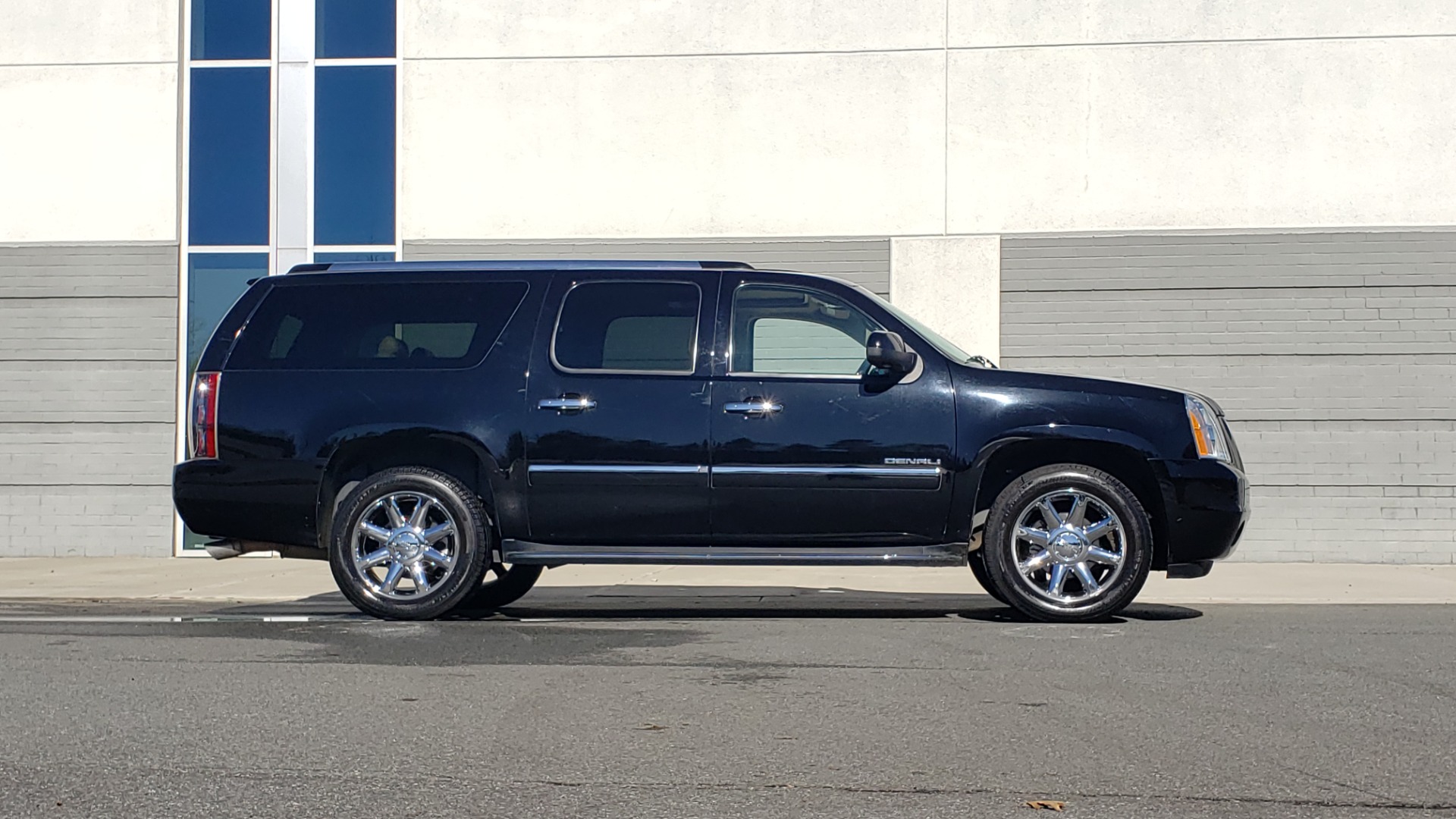 Used 2013 GMC YUKON XL DENALI / AWD / NAV / SUNROOF / 3-ROW / ENTERTAINMENT for sale Sold at Formula Imports in Charlotte NC 28227 5