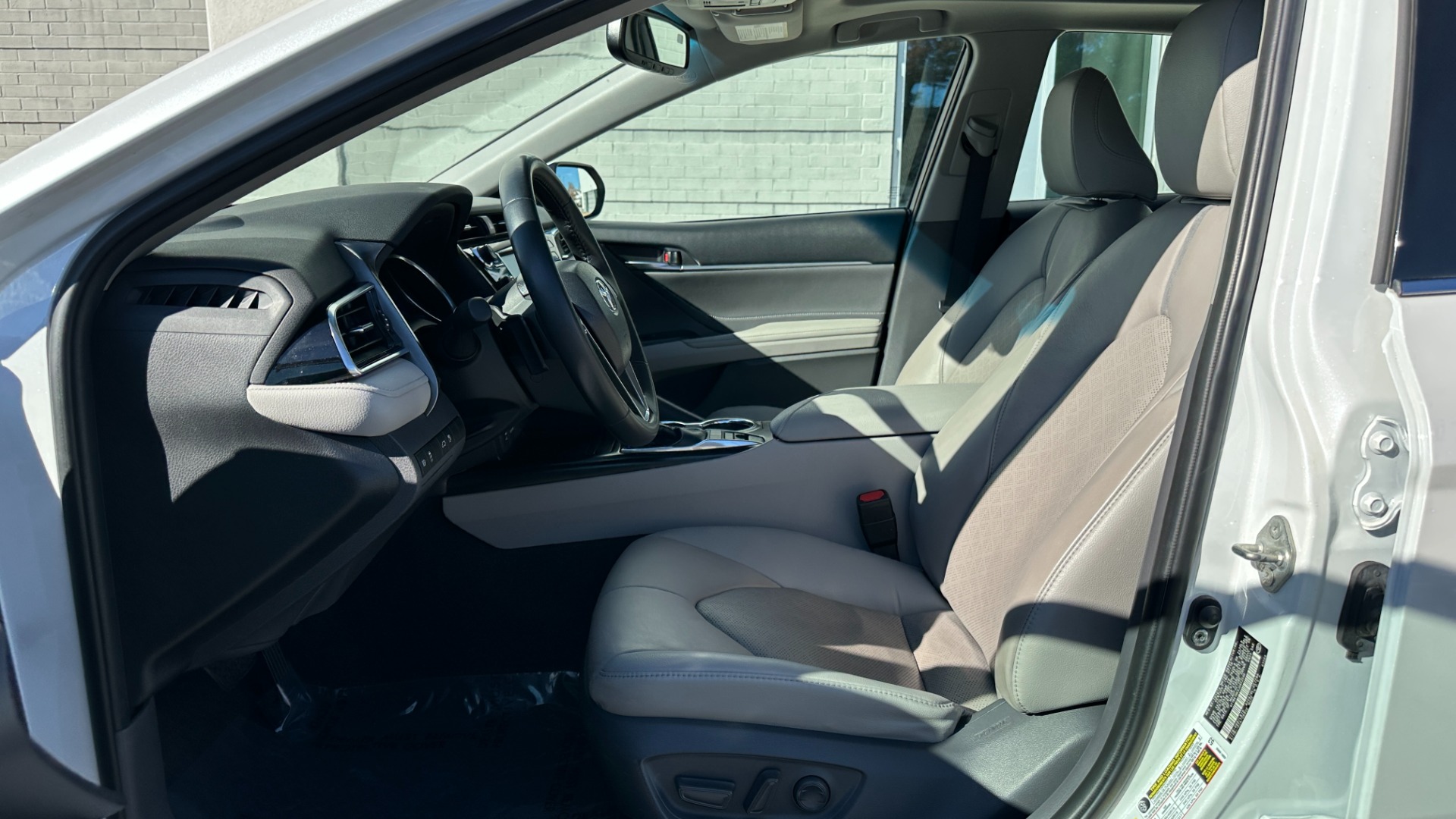 Used 2018 Toyota Camry XSE / PANORAMIC ROOF / ENTUNE / HEATED SEATS / BACKUP CAMERA for sale Sold at Formula Imports in Charlotte NC 28227 10