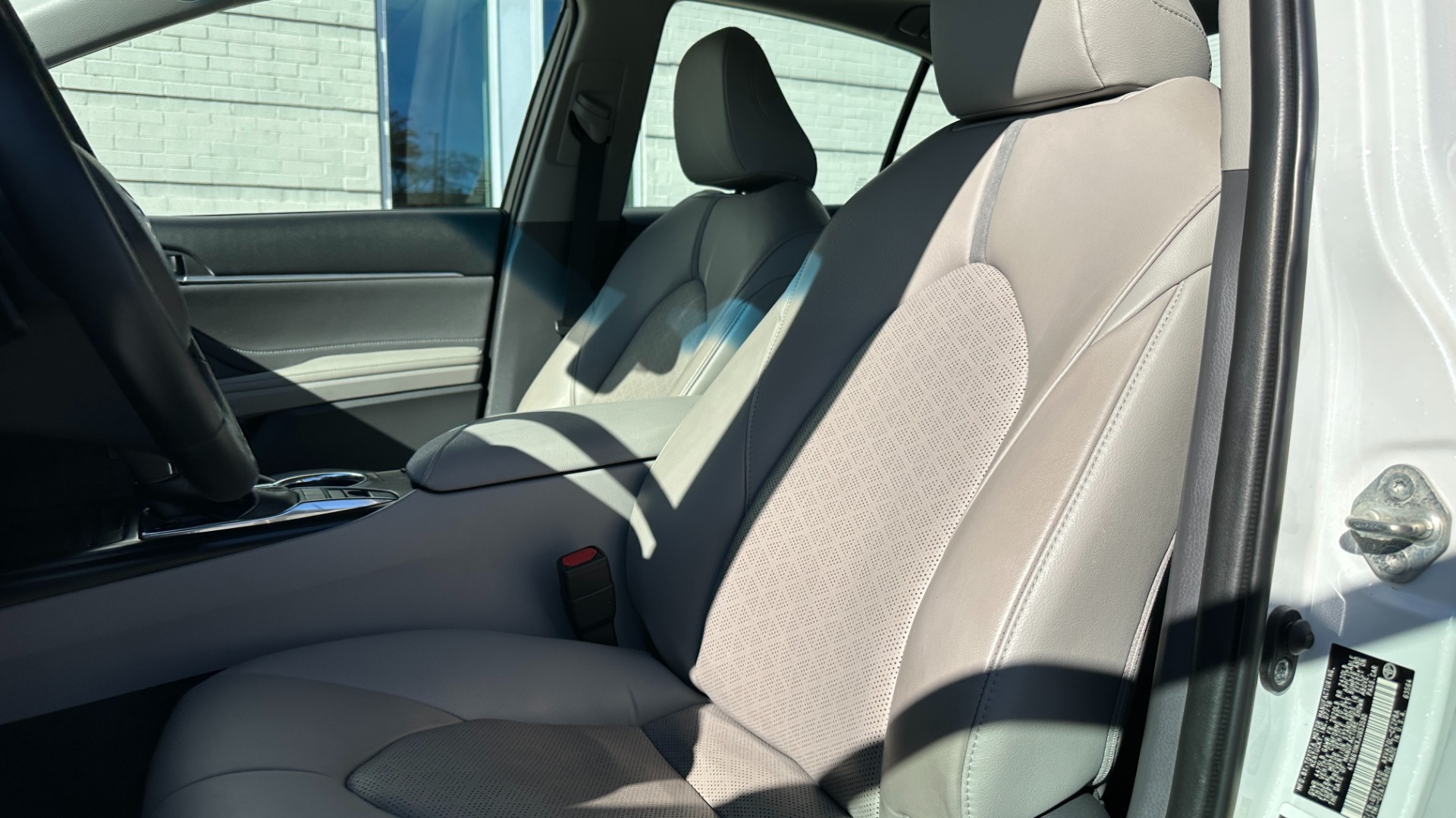 Used 2018 Toyota Camry XSE / PANORAMIC ROOF / ENTUNE / HEATED SEATS / BACKUP CAMERA for sale Sold at Formula Imports in Charlotte NC 28227 11
