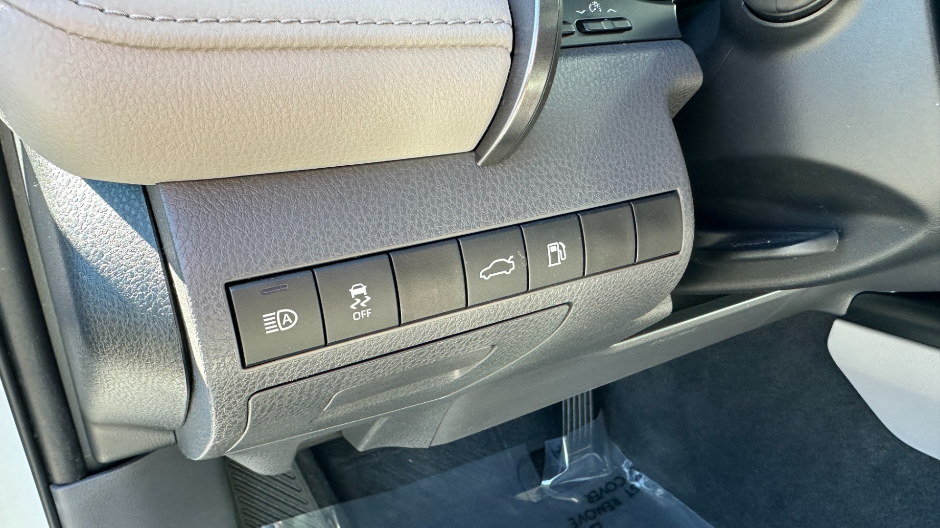 Used 2018 Toyota Camry XSE / PANORAMIC ROOF / ENTUNE / HEATED SEATS / BACKUP CAMERA for sale Sold at Formula Imports in Charlotte NC 28227 13