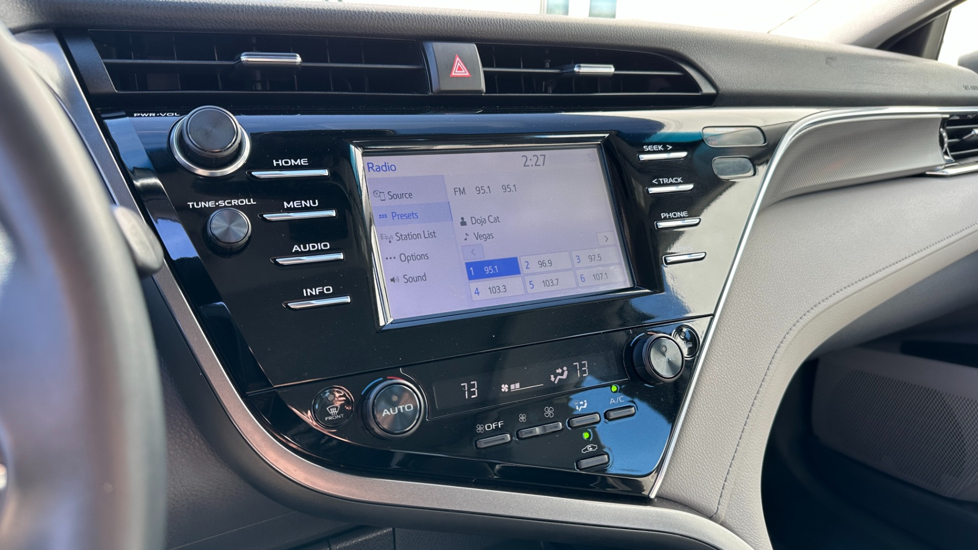 Used 2018 Toyota Camry XSE / PANORAMIC ROOF / ENTUNE / HEATED SEATS / BACKUP CAMERA for sale Sold at Formula Imports in Charlotte NC 28227 14