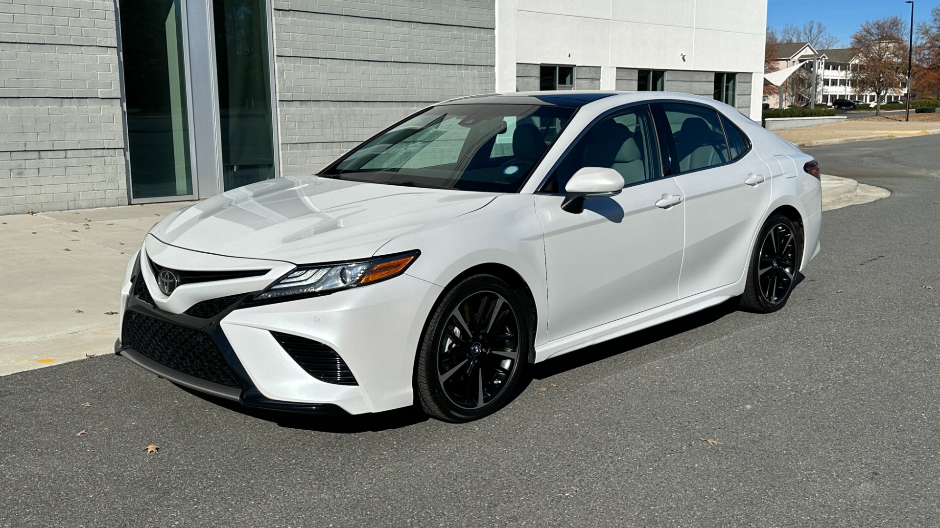 Used 2018 Toyota Camry XSE / PANORAMIC ROOF / ENTUNE / HEATED SEATS / BACKUP CAMERA for sale Sold at Formula Imports in Charlotte NC 28227 2